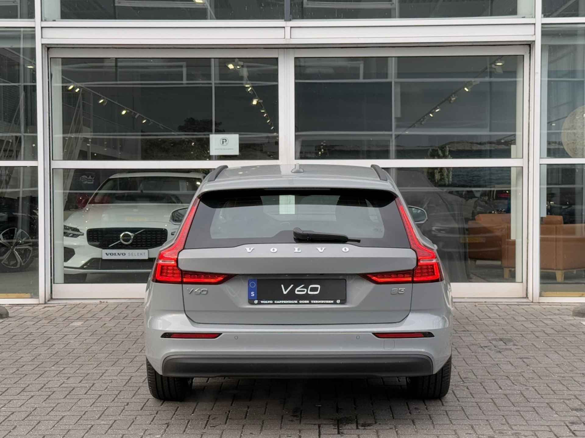 Volvo V60 B3 Essential Edition Driver Assist Climate - 3/36