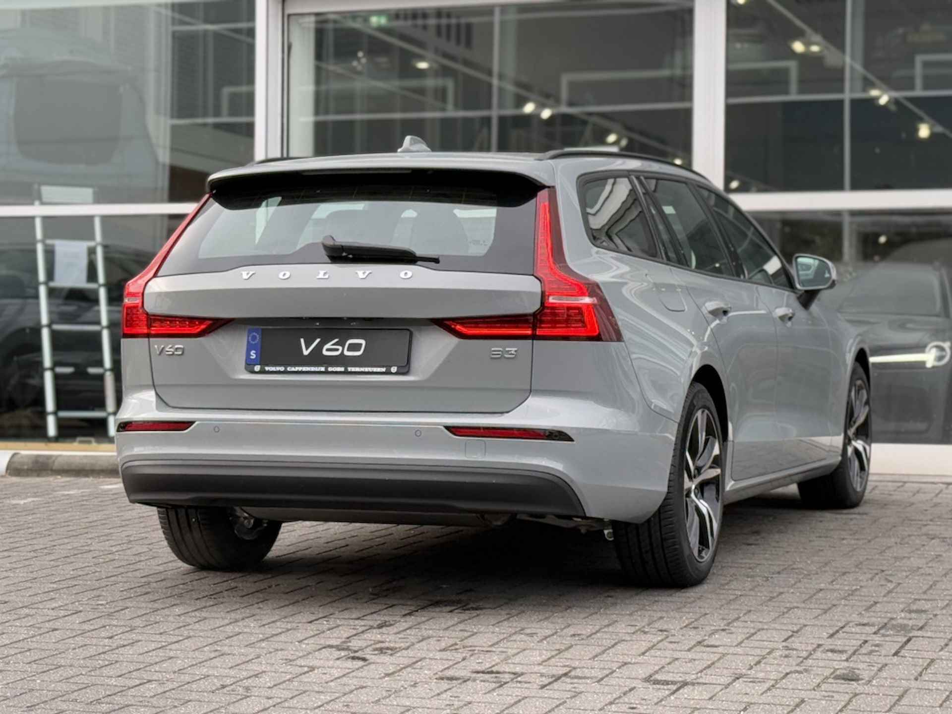 Volvo V60 B3 Essential Edition Driver Assist Climate - 4/36