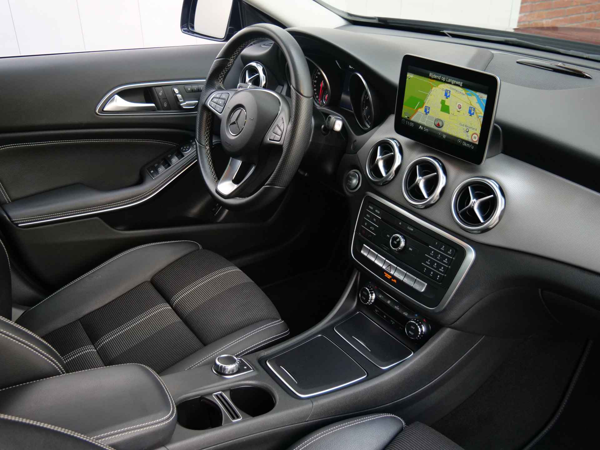 Mercedes-Benz GLA 200 Premium Plus 157 Pk Automaat Navigatie / Camera / Stoelverwarming - 2/39