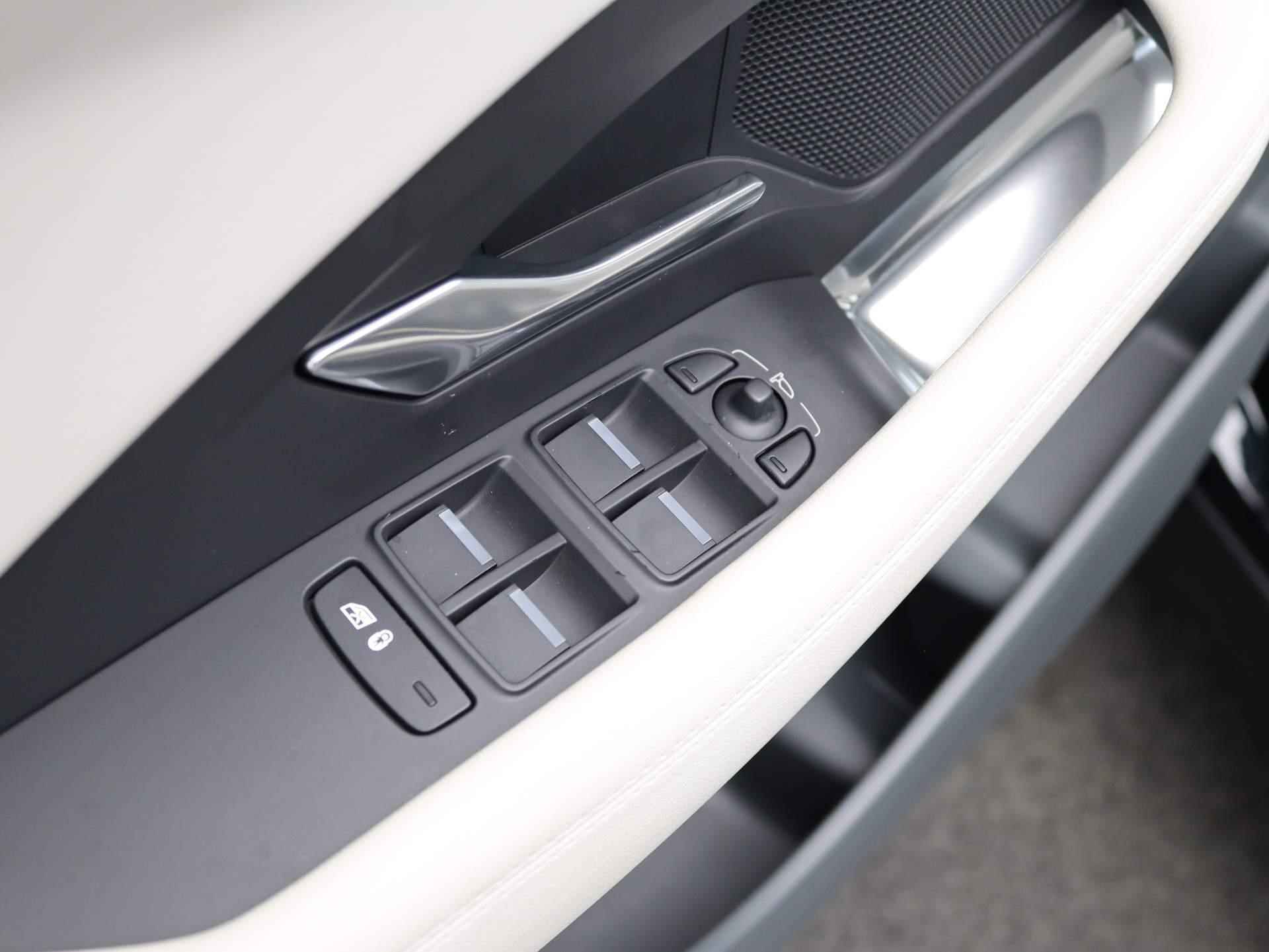 Jaguar E-PACE P200 AWD S | Leder | 19 Inch | Clima | Camera | Apple Carplay | - 33/49