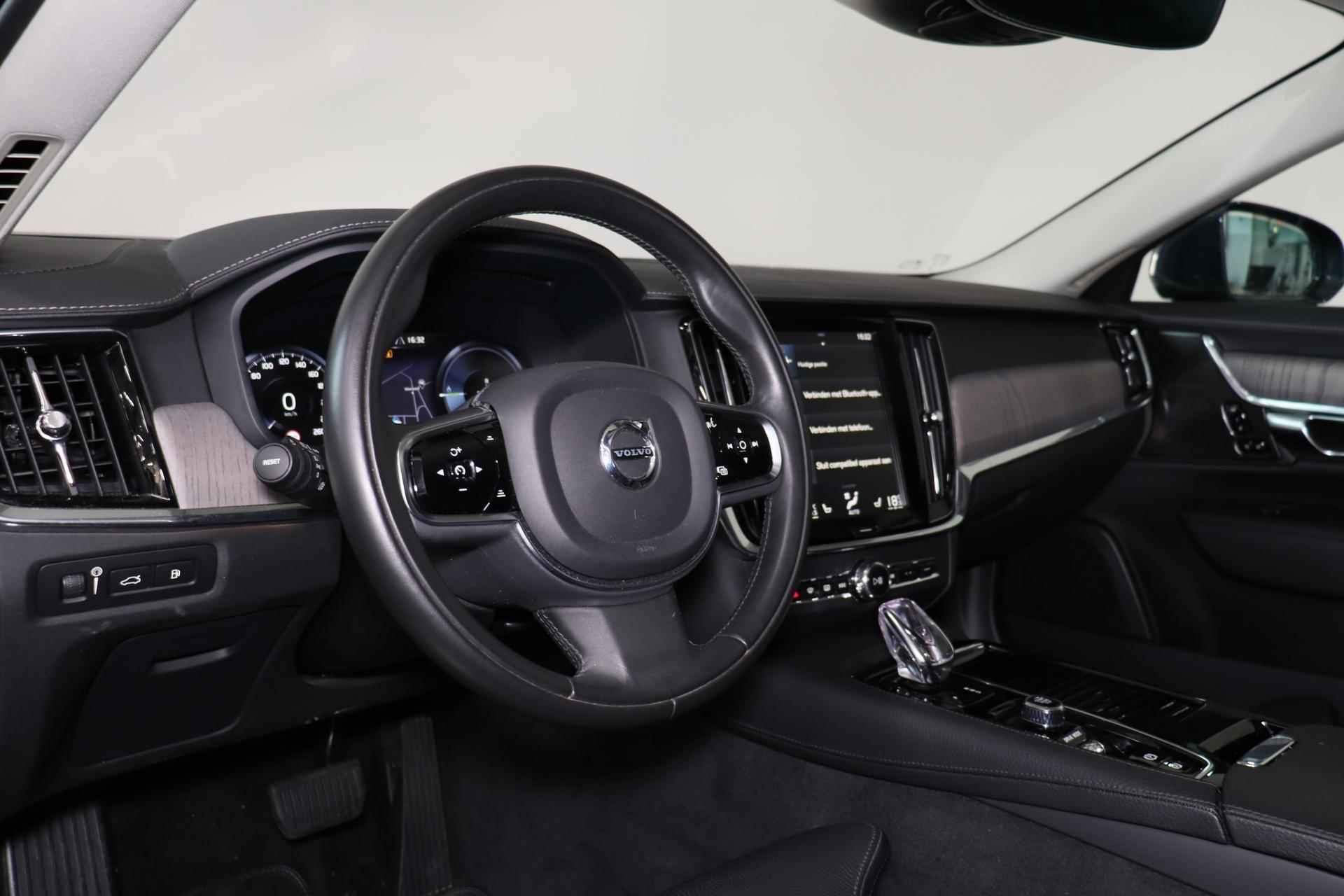 Volvo S90 T8 AWD Inscription - IntelliSafe Assist & Surround - Adaptieve LED koplampen - Harman/Kardon audio - Parkeercamera achter - Verwarmde voorstoelen, stuur & achterbank - Parkeersensoren voor & achter - Elektr. bedienb. voorstoelen met geheugen - Standkachel - Extra getint glas - Elektr. inklapbare Trekhaak - 19' LMV - 21/28