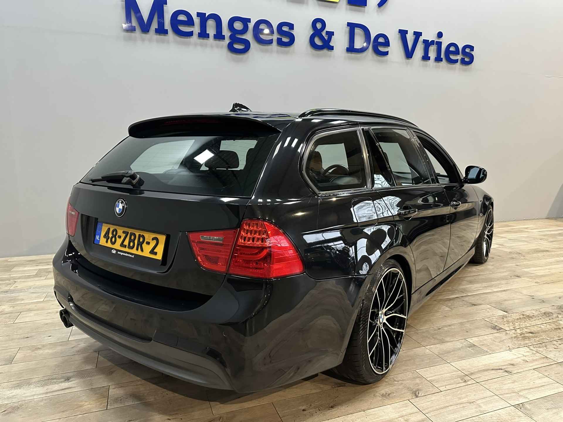 BMW 3 Serie Touring 325i M Sport Edition NL Auto | Airco ECC | Cruise Control | Navigatie | 19"" Velgen | Leer | Stoelverwarming | isofix | NAP | - 3/40