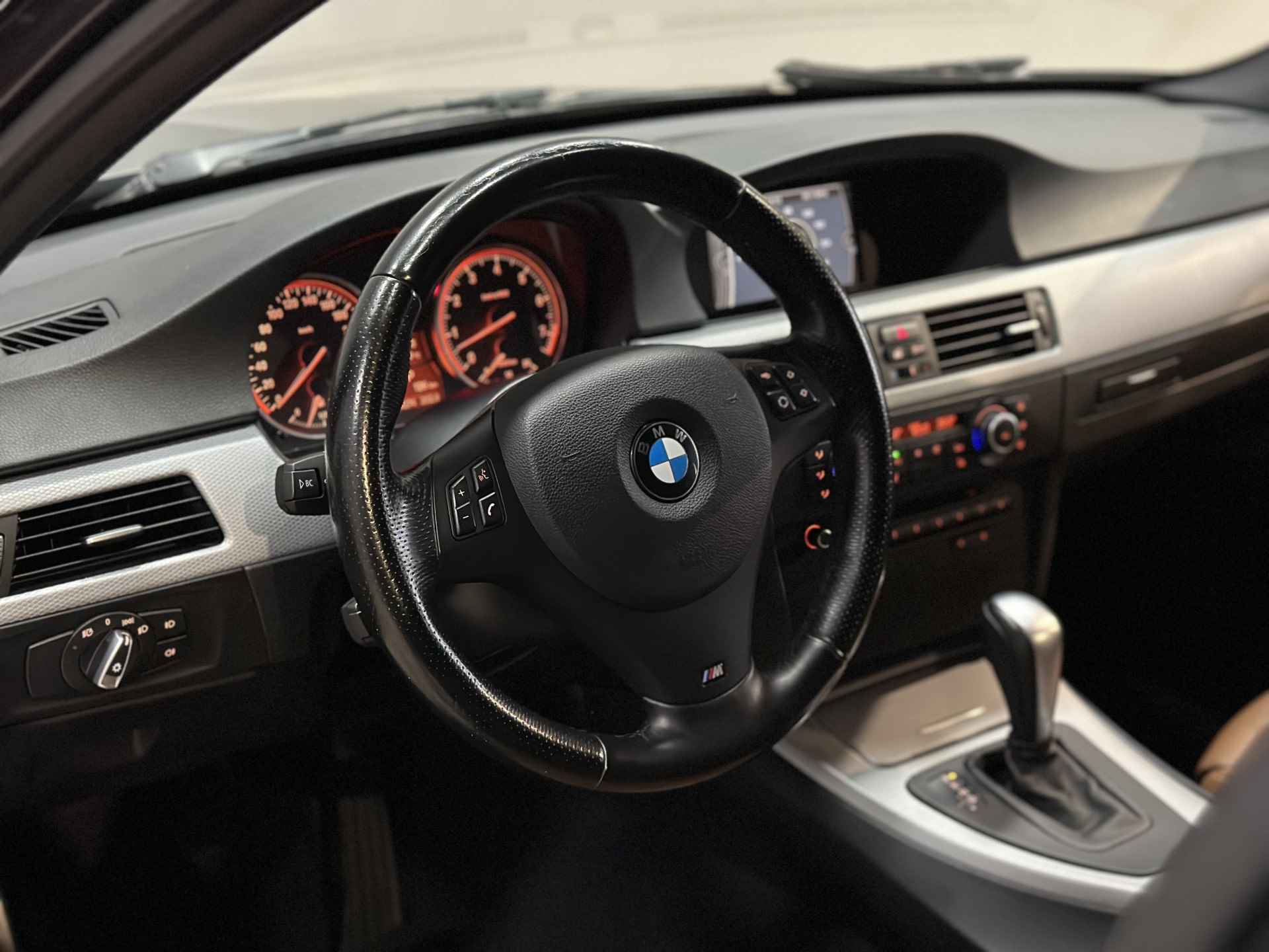 BMW 3 Serie Touring 325i M Sport Edition NL Auto | Airco ECC | Cruise Control | Navigatie | 19"" Velgen | Leer | Stoelverwarming | isofix | NAP | - 14/40