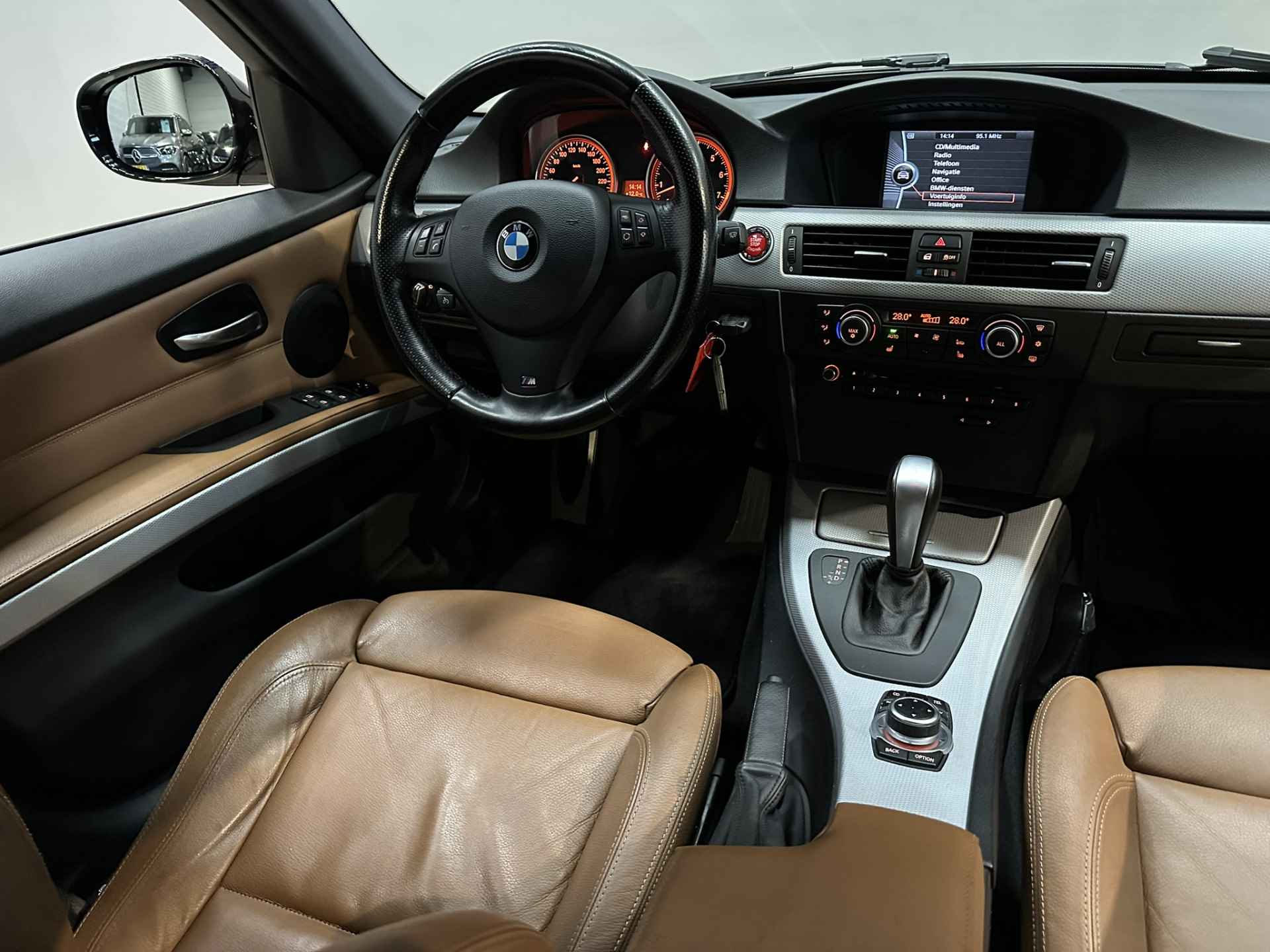 BMW 3 Serie Touring 325i M Sport Edition NL Auto | Airco ECC | Cruise Control | Navigatie | 19"" Velgen | Leer | Stoelverwarming | isofix | NAP | - 26/40