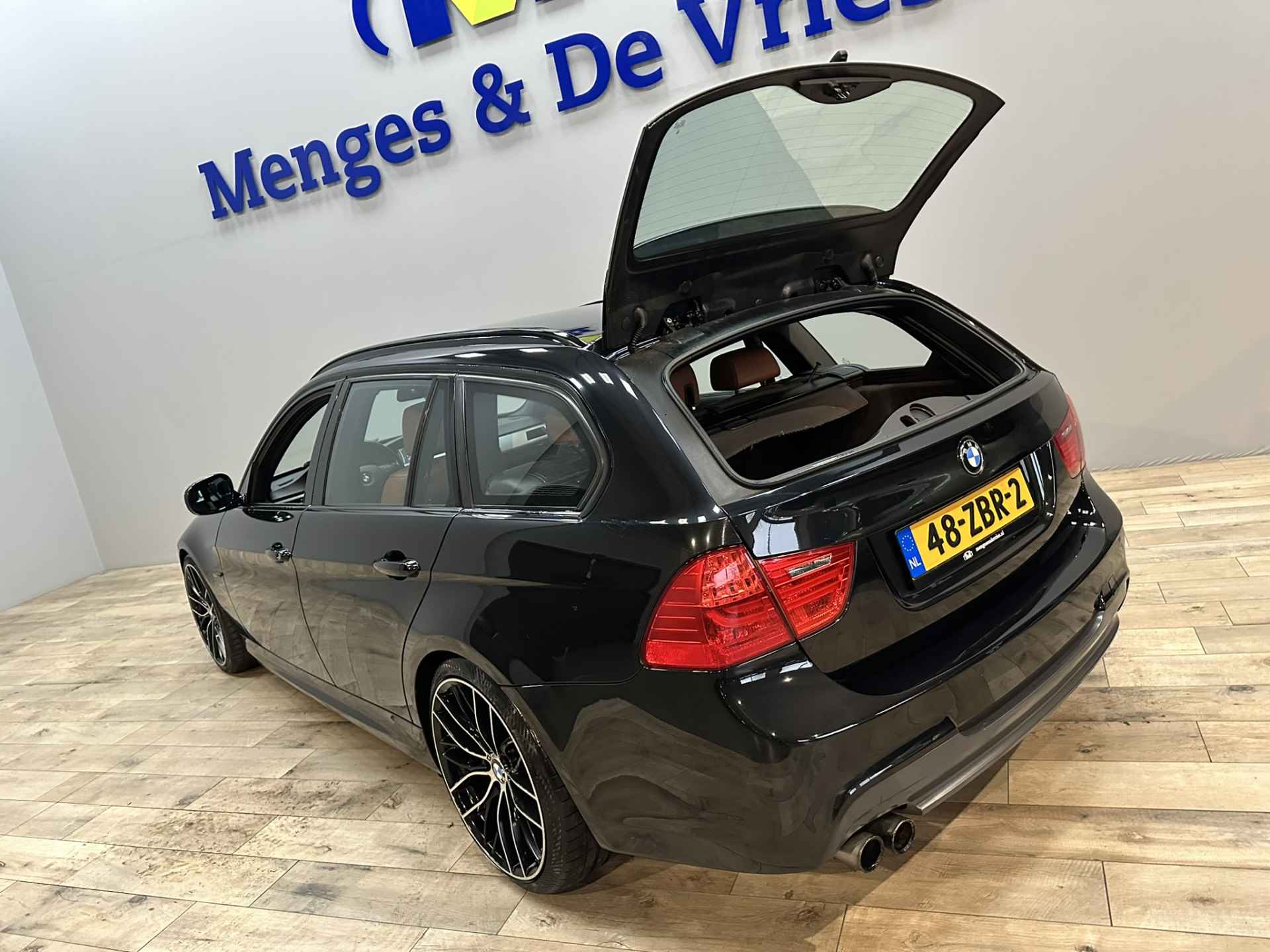 BMW 3 Serie Touring 325i M Sport Edition NL Auto | Airco ECC | Cruise Control | Navigatie | 19"" Velgen | Leer | Stoelverwarming | isofix | NAP | - 32/40