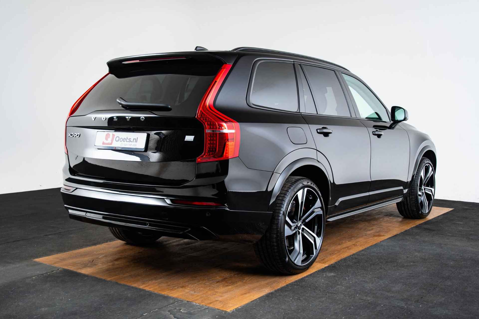 Volvo XC90 2.0 T8 Recharge AWD Ultimate Dark Trekhaak - Panoramadak - Head Up - Bowers & Wilkins - Stoelventilatie/verwarming - Elektrisch verstelbare bestuurdersstoel met memory - Getinte/ Gelamineerde ruiten - - 2/72