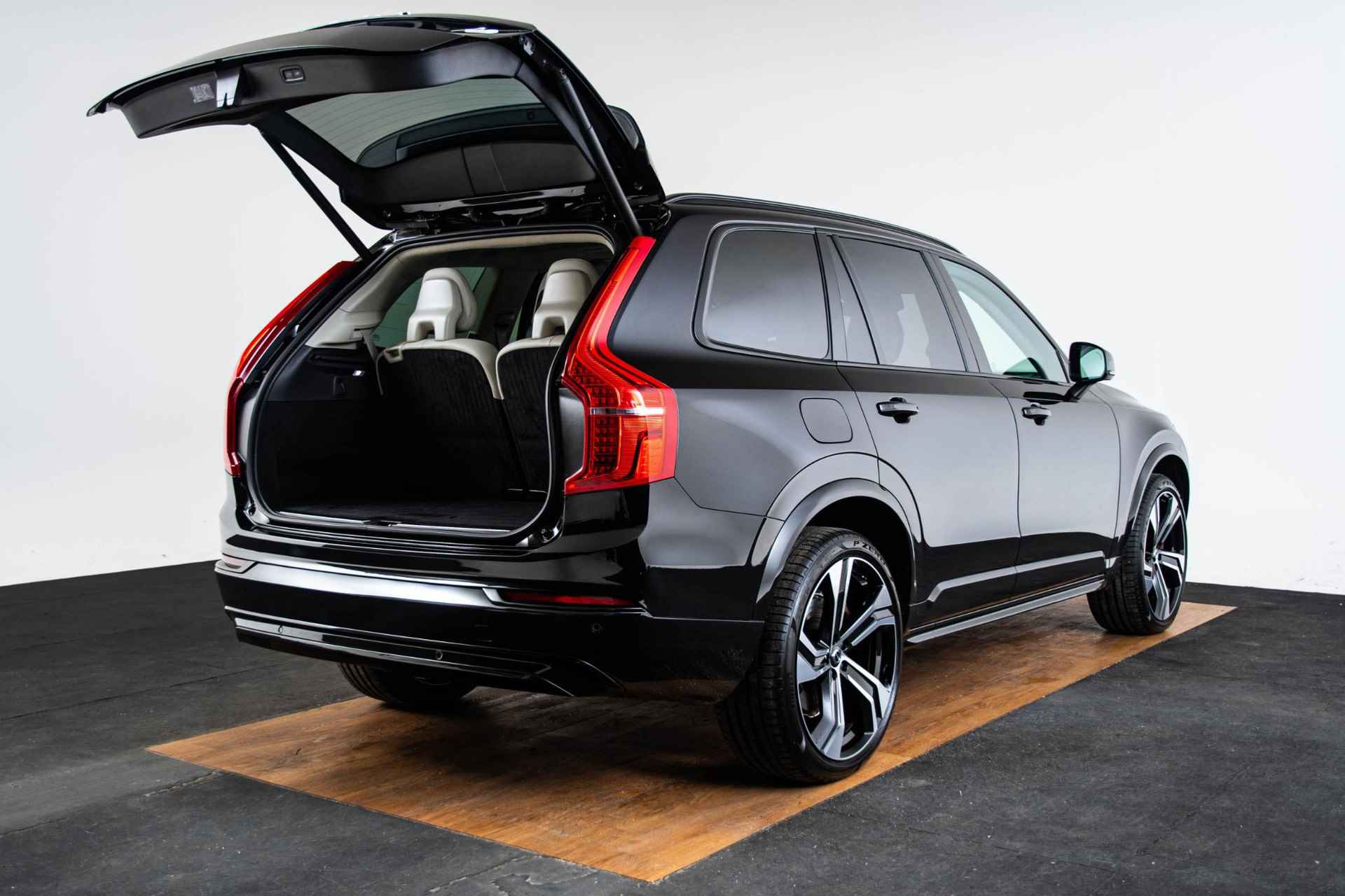 Volvo XC90 2.0 T8 Recharge AWD Ultimate Dark Trekhaak - Panoramadak - Head Up - Bowers & Wilkins - Stoelventilatie/verwarming - Elektrisch verstelbare bestuurdersstoel met memory - Getinte/ Gelamineerde ruiten - - 12/72