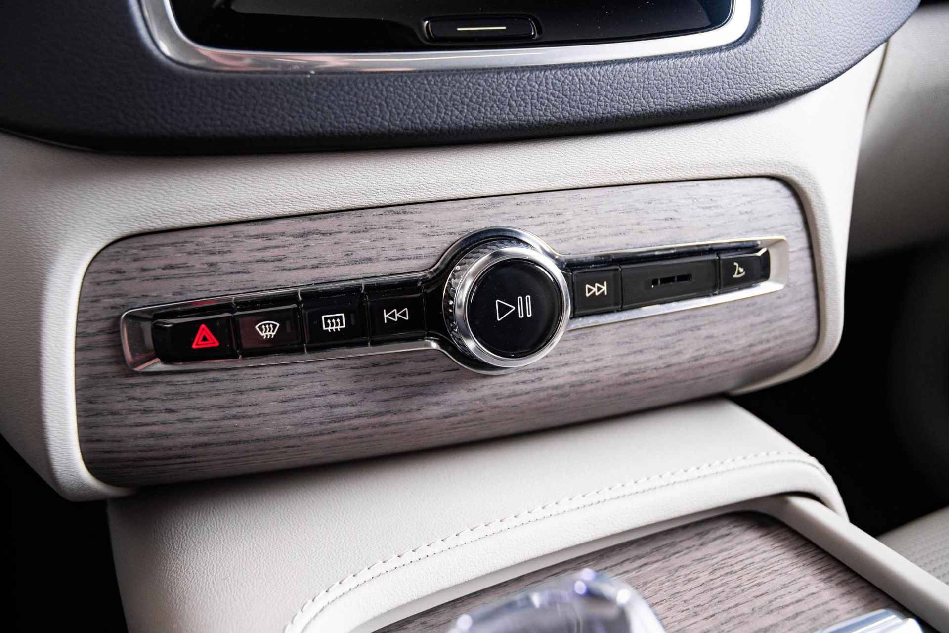 Volvo XC90 2.0 T8 Recharge AWD Ultimate Dark Trekhaak - Panoramadak - Head Up - Bowers & Wilkins - Stoelventilatie/verwarming - Elektrisch verstelbare bestuurdersstoel met memory - Getinte/ Gelamineerde ruiten - - 16/72