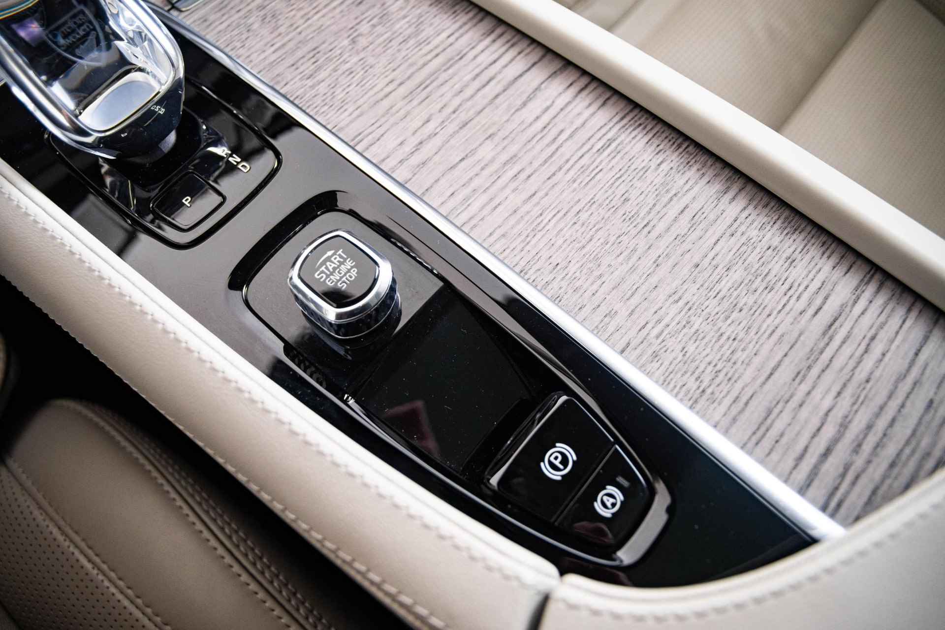 Volvo XC90 2.0 T8 Recharge AWD Ultimate Dark Trekhaak - Panoramadak - Head Up - Bowers & Wilkins - Stoelventilatie/verwarming - Elektrisch verstelbare bestuurdersstoel met memory - Getinte/ Gelamineerde ruiten - - 31/72