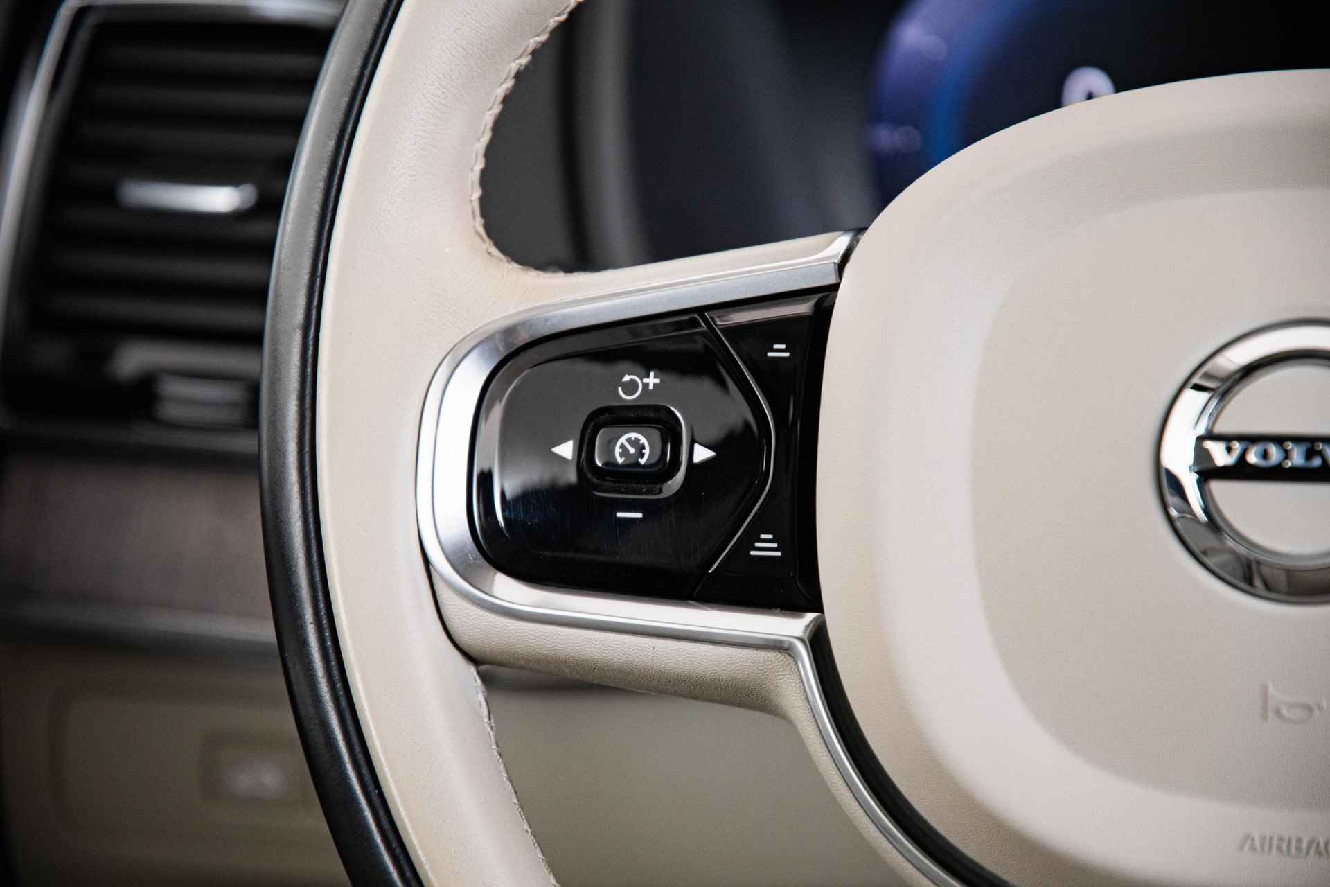 Volvo XC90 2.0 T8 Recharge AWD Ultimate Dark Trekhaak - Panoramadak - Head Up - Bowers & Wilkins - Stoelventilatie/verwarming - Elektrisch verstelbare bestuurdersstoel met memory - Getinte/ Gelamineerde ruiten - - 34/72