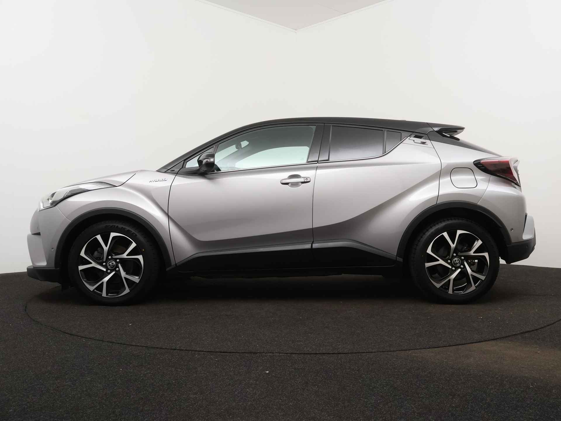 Toyota C-HR 1.8 Hybrid Bi-tone | Navigatie | JBL-audio | Stoel- en stuurverwarming | - 4/45