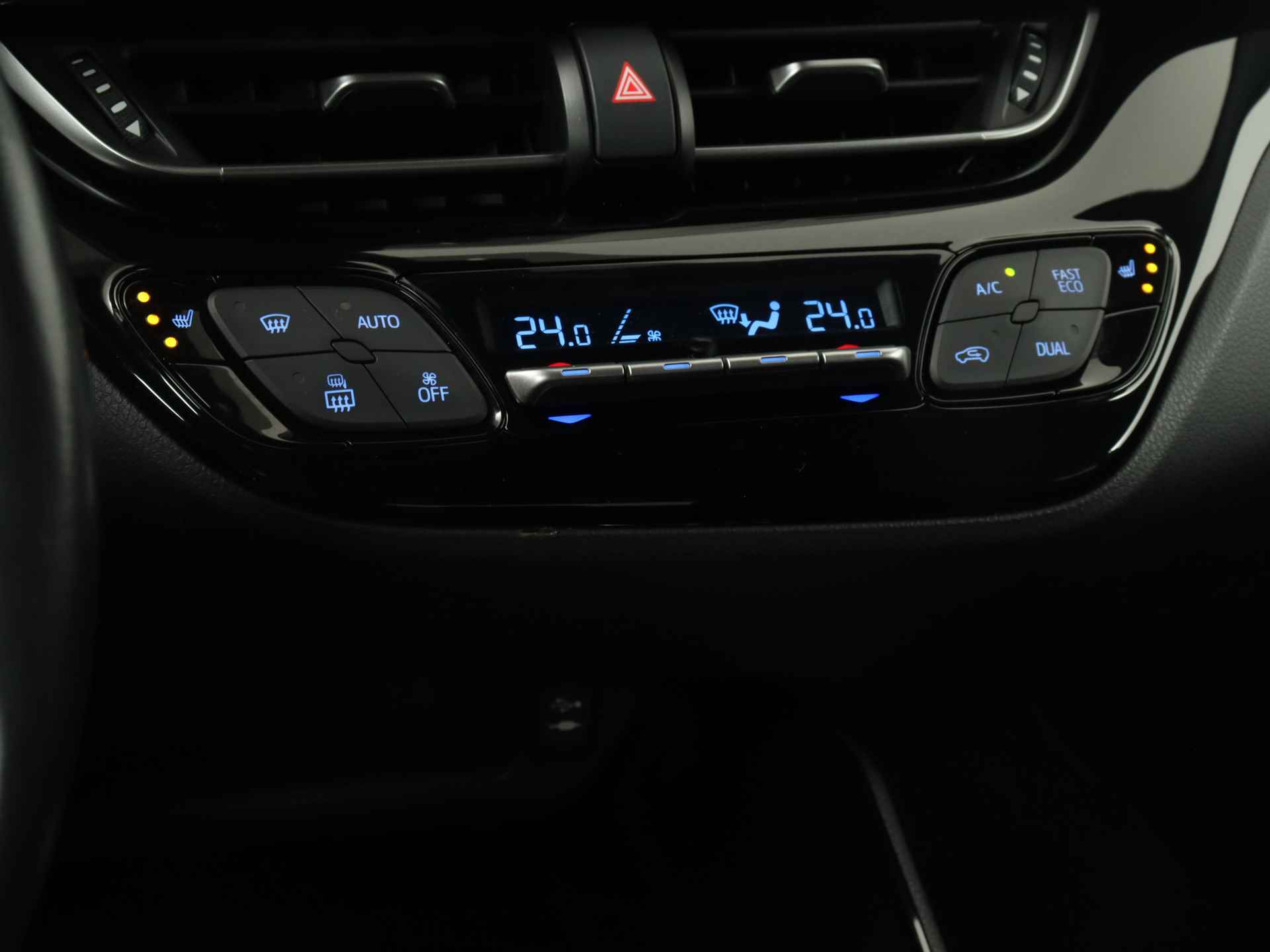 Toyota C-HR 1.8 Hybrid Bi-tone | Navigatie | JBL-audio | Stoel- en stuurverwarming | - 11/45