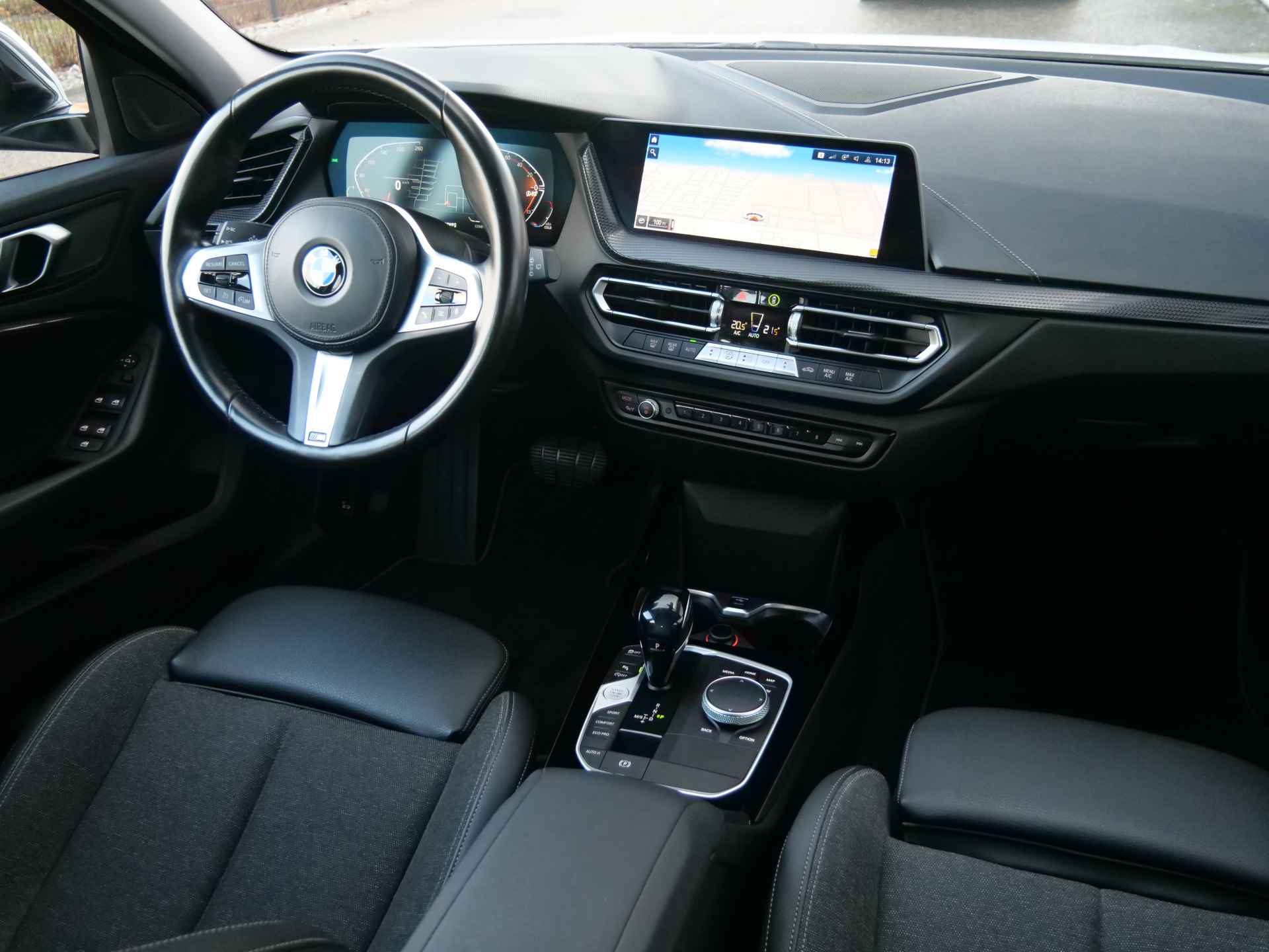 BMW 1-serie 118i Executive Edition 136 Pk Automaat Navigatie / Apple Carplay / DAB / PDC - 2/48