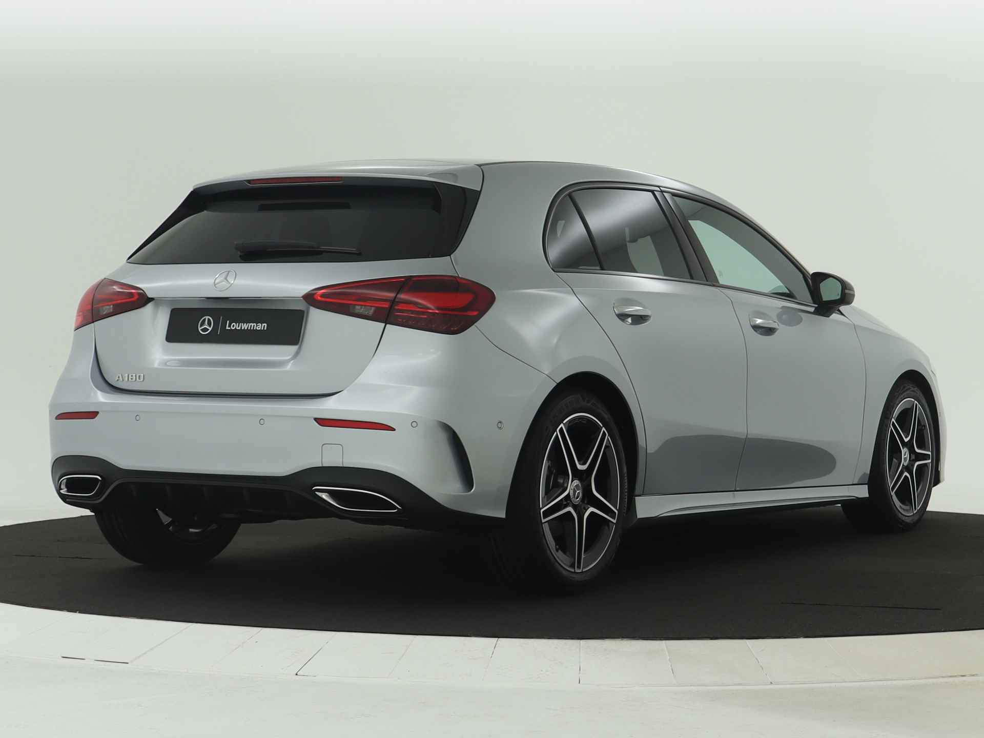 Mercedes-Benz A-Klasse 180 Star Edition AMG Line | Nightpakket | Dodehoekassistent | Parkeerpakket met achteruitrijcamera | KEYLESS GO | Extra USB-poorten | Sfeerverlichting | Draadloos oplaadsysteem voor smartphone | - 3/39