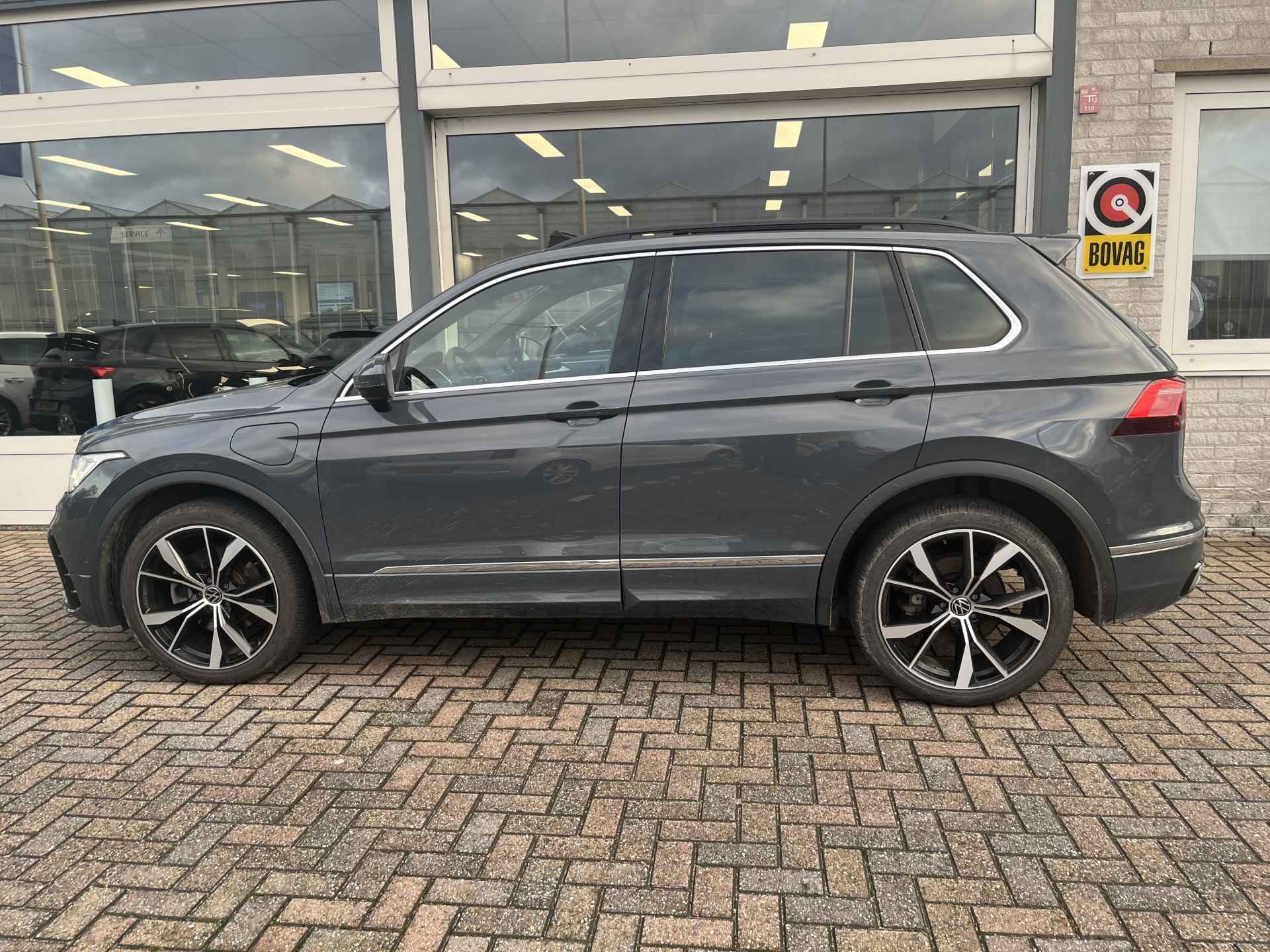 Volkswagen Tiguan 1.4 TSI eHybrid 2x R-Line / AUTOMAAT/ PANO/ TREKHAAK/ CAMERA/ PARK. SENSOREN/ DCC/ MATRIX/ HEAD-UP DISPLAY/ KEYLESS/ DODE HOEK/ STUUR-STOELVERWARM./ ADAPT. CRUISE/ APP-CONNECT/ NAVI/ CLIMA/ DAB/ 20" LMV - 3/34