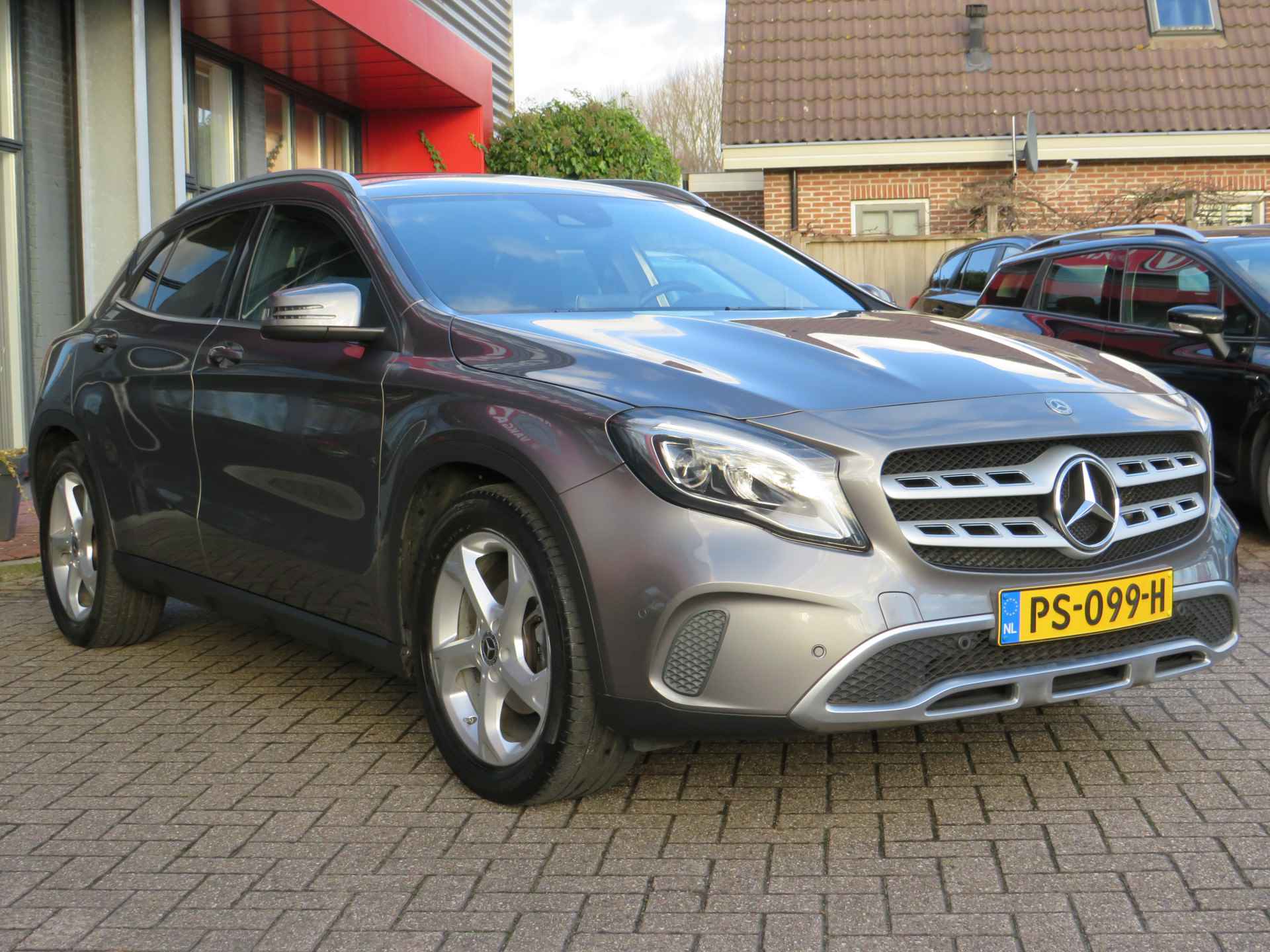 Mercedes-Benz GLA 180 Automaat | Clima-Airco | Navigatie | Parkeercamera | Incl. BOVAG Garantie | LED Dagrijverlichting | Parkeersensoren | Bluetooth | - 4/42