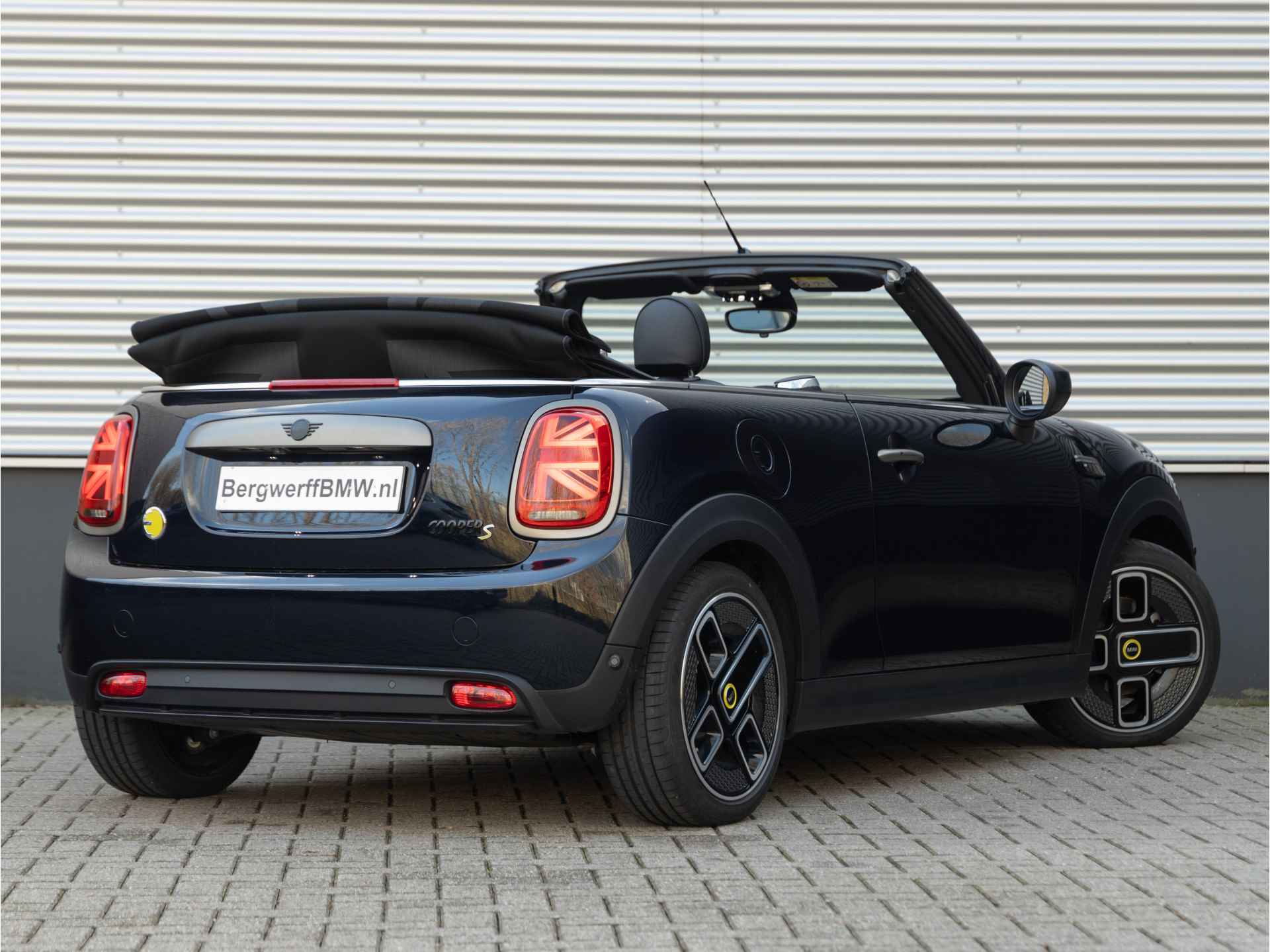 MINI MINI Electric Cabrio MINI Yours - 1 of 999 - Enigmatic black metallic - 3/46