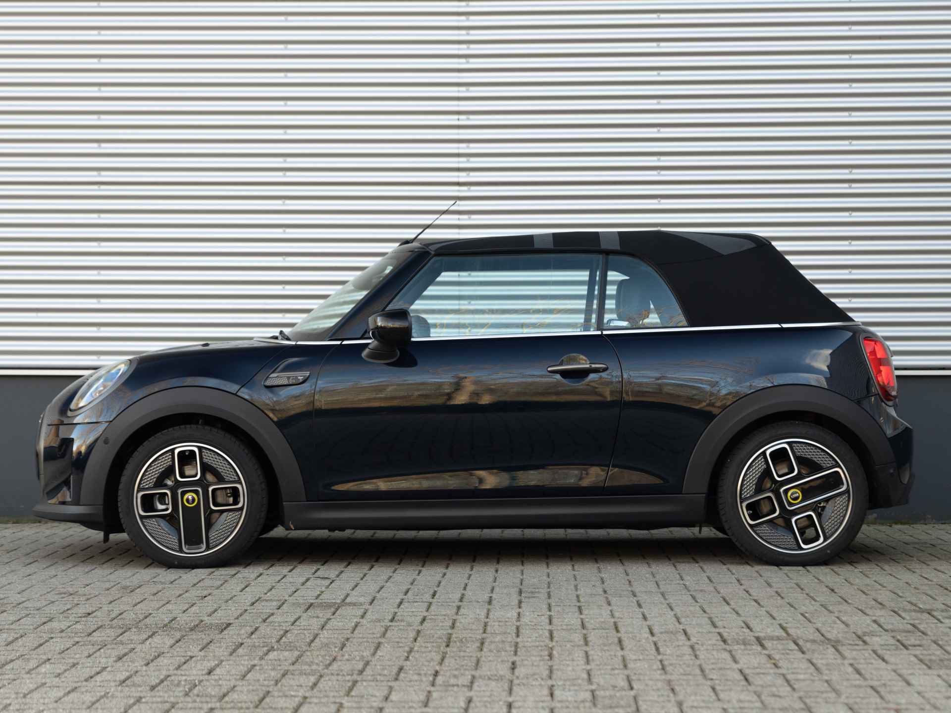 MINI MINI Electric Cabrio MINI Yours - 1 of 999 - Enigmatic black metallic - 8/46