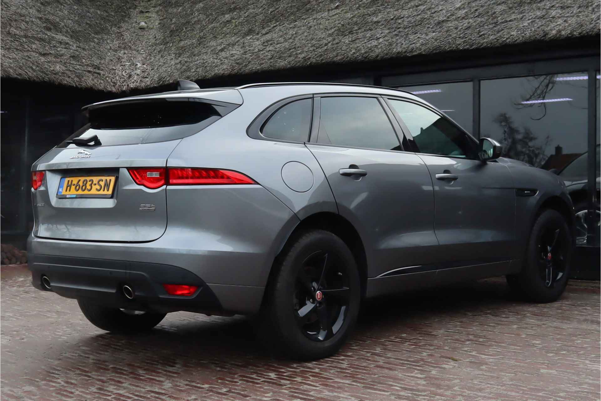 Jaguar F-Pace 2.0t AWD Premium Sport Edition | Navigatie | Achteruitrijcamera | Lm velgen | Leder | Panoramadak | Automaat | - 36/37