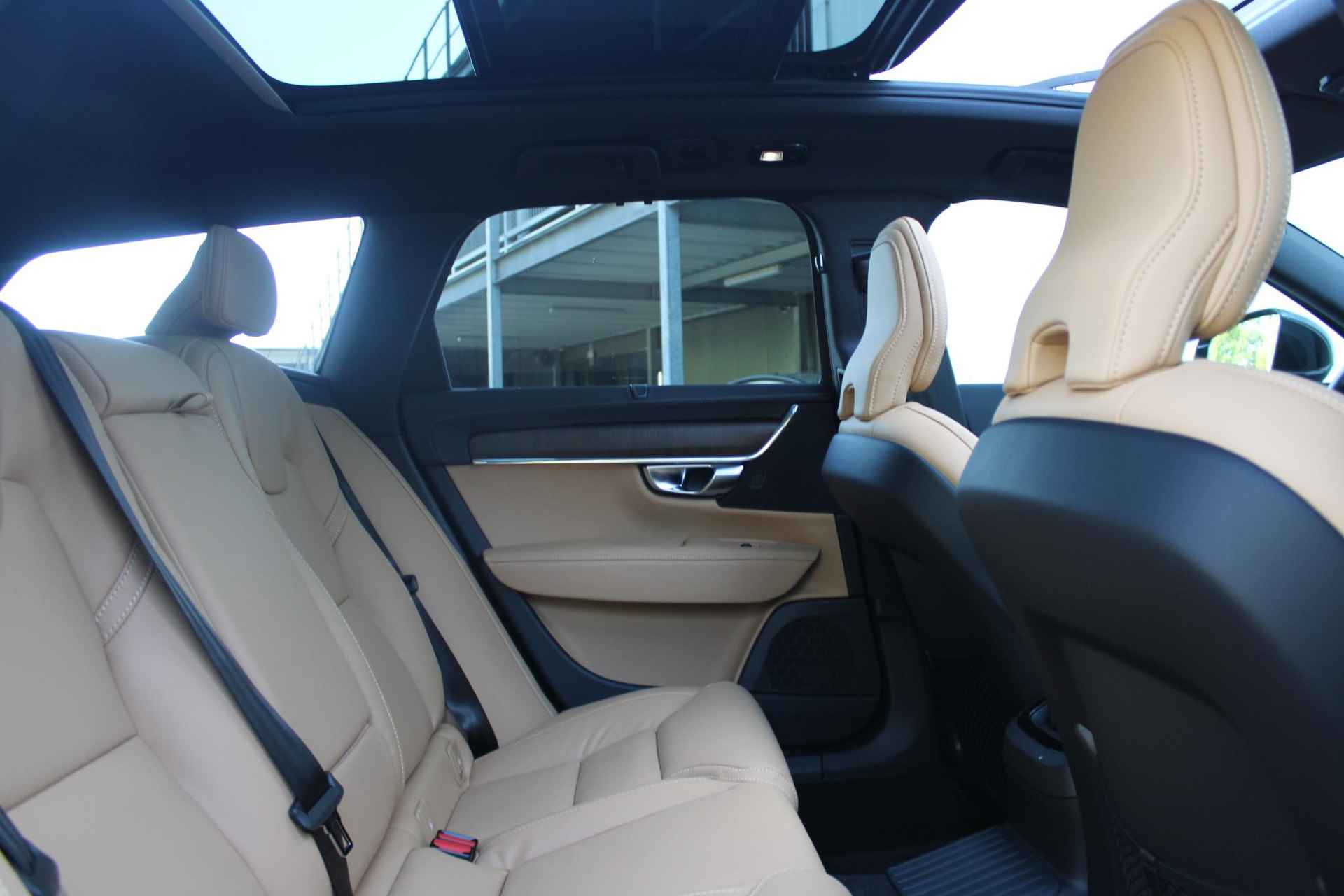 Volvo V90 T6 350PK AUT8 Recharge AWD Plus Bright, Adaptieve Cruise Control met Pilot Assist, Luchtvering, Geventileerde voorstoelen, Premium audio by Harman Kardon, Elektrisch bedienbaar Panoramisch Schuif-/Kanteldak, Elektrische voorstoelen, Verwarmbare voorstoelen + stuurwiel,  Park Assist voor + achter, 360 Parkeercamera, Getint glas achter, Blind Spot Information System, Keyless Entry, Apple CarPlay, 20'' Lichtmetalen wielen - 6/49