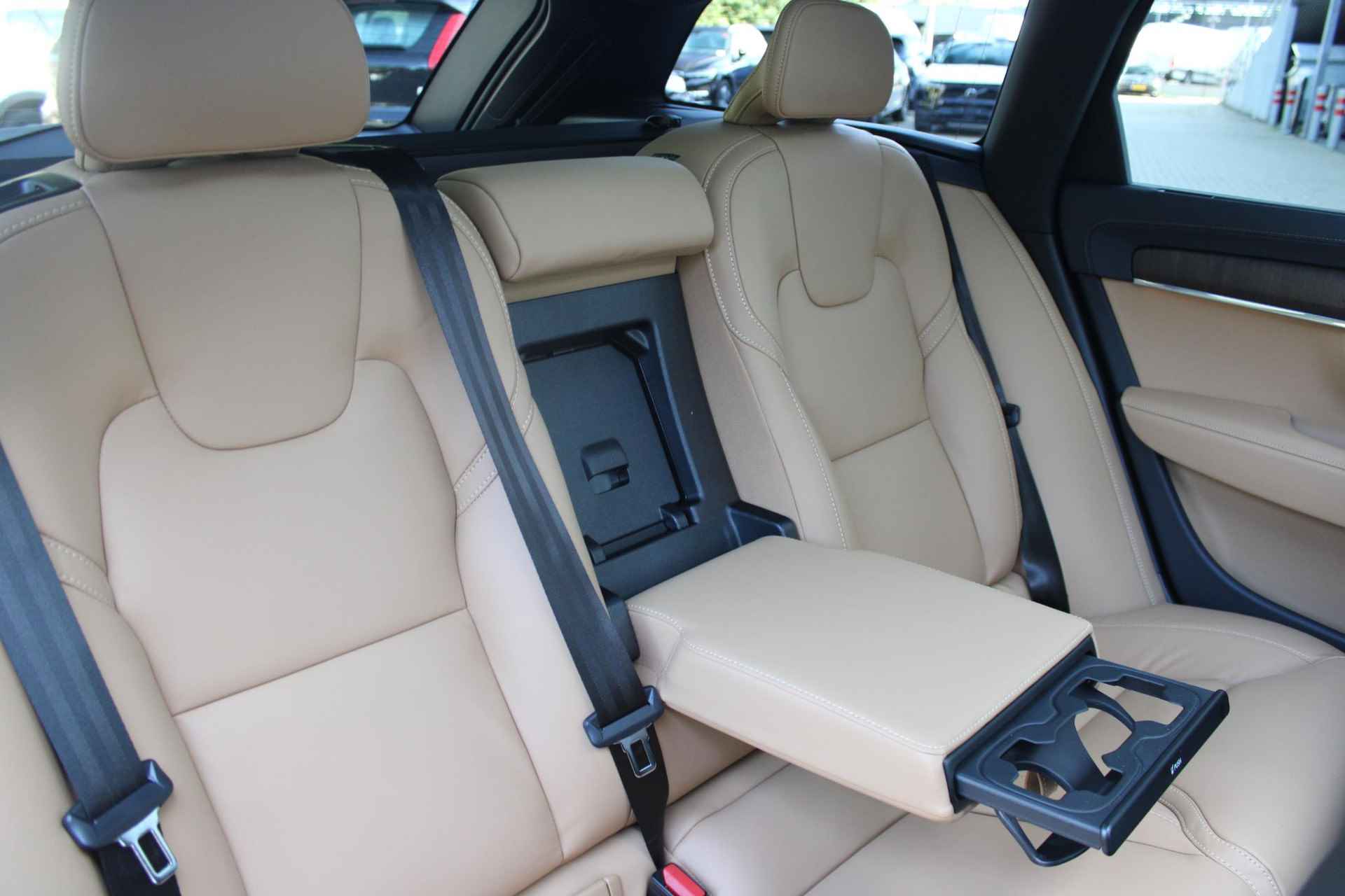 Volvo V90 T6 350PK AUT8 Recharge AWD Plus Bright, Adaptieve Cruise Control met Pilot Assist, Luchtvering, Geventileerde voorstoelen, Premium audio by Harman Kardon, Elektrisch bedienbaar Panoramisch Schuif-/Kanteldak, Elektrische voorstoelen, Verwarmbare voorstoelen + stuurwiel,  Park Assist voor + achter, 360 Parkeercamera, Getint glas achter, Blind Spot Information System, Keyless Entry, Apple CarPlay, 20'' Lichtmetalen wielen - 21/49