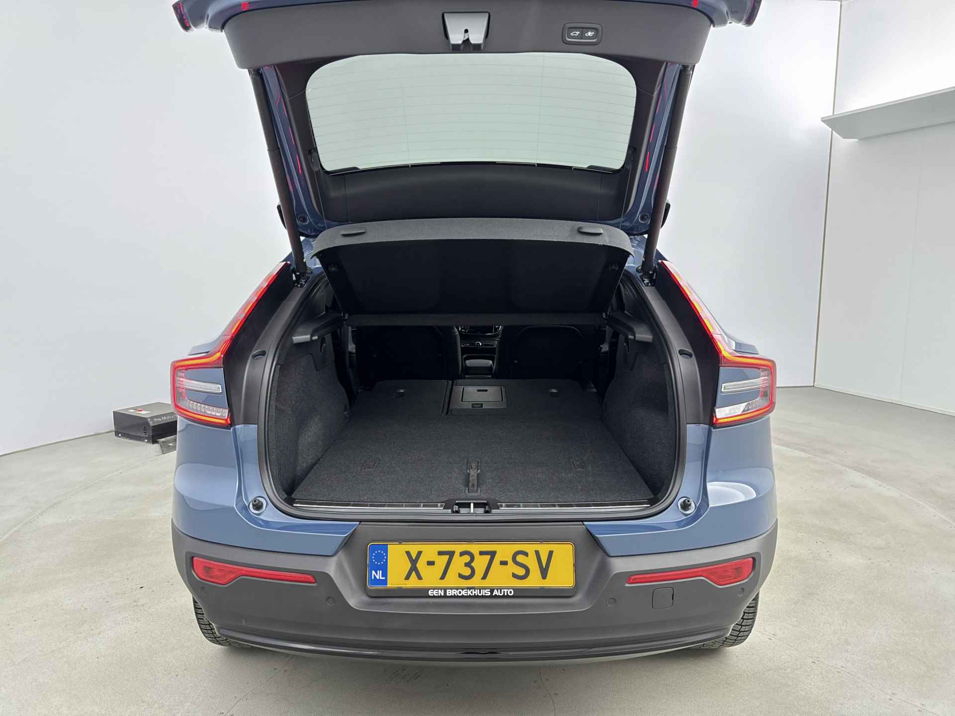 Volvo C40 Ultimate Extended 82 kWh | Pixel LED | 20‘‘ | Nubuck stoelen | Getint glas - 53/55