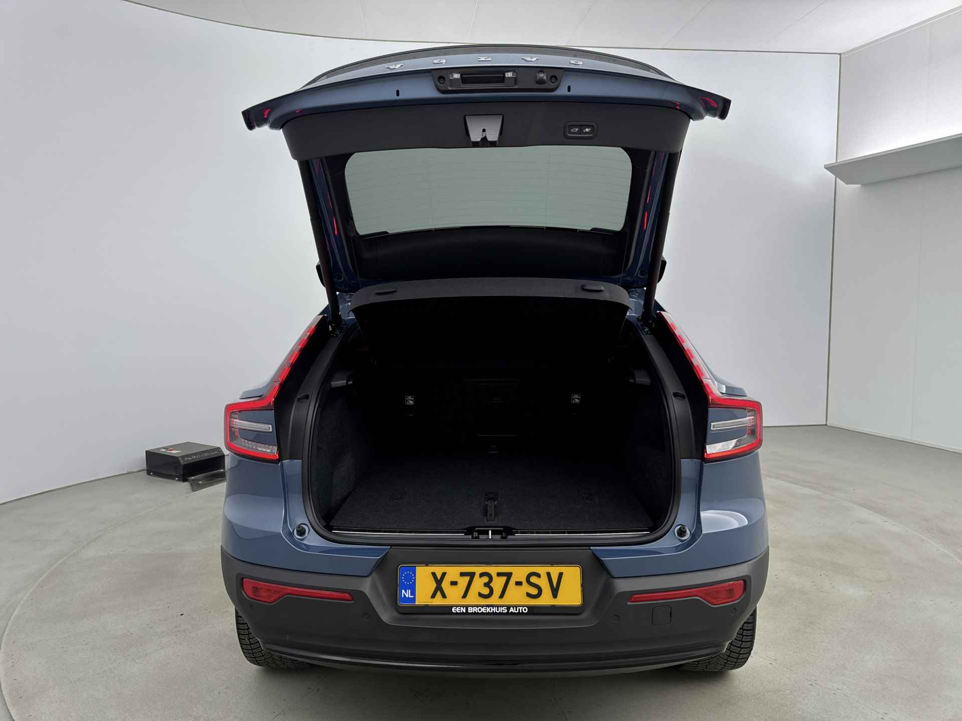 Volvo C40 Ultimate Extended 82 kWh | Pixel LED | 20‘‘ | Nubuck stoelen | Getint glas - 24/29