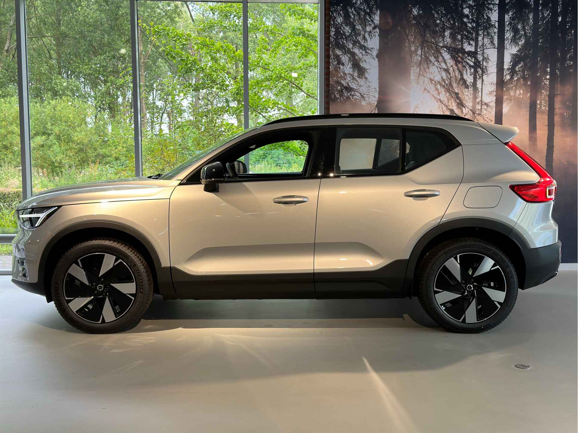 Volvo XC40 Single Motor Extended Range Plus | Camera | Keyless Drive | Stoel en Stuurwielverwarming | Warmtepomp | 19 Inch | All Season Ban - 2/28