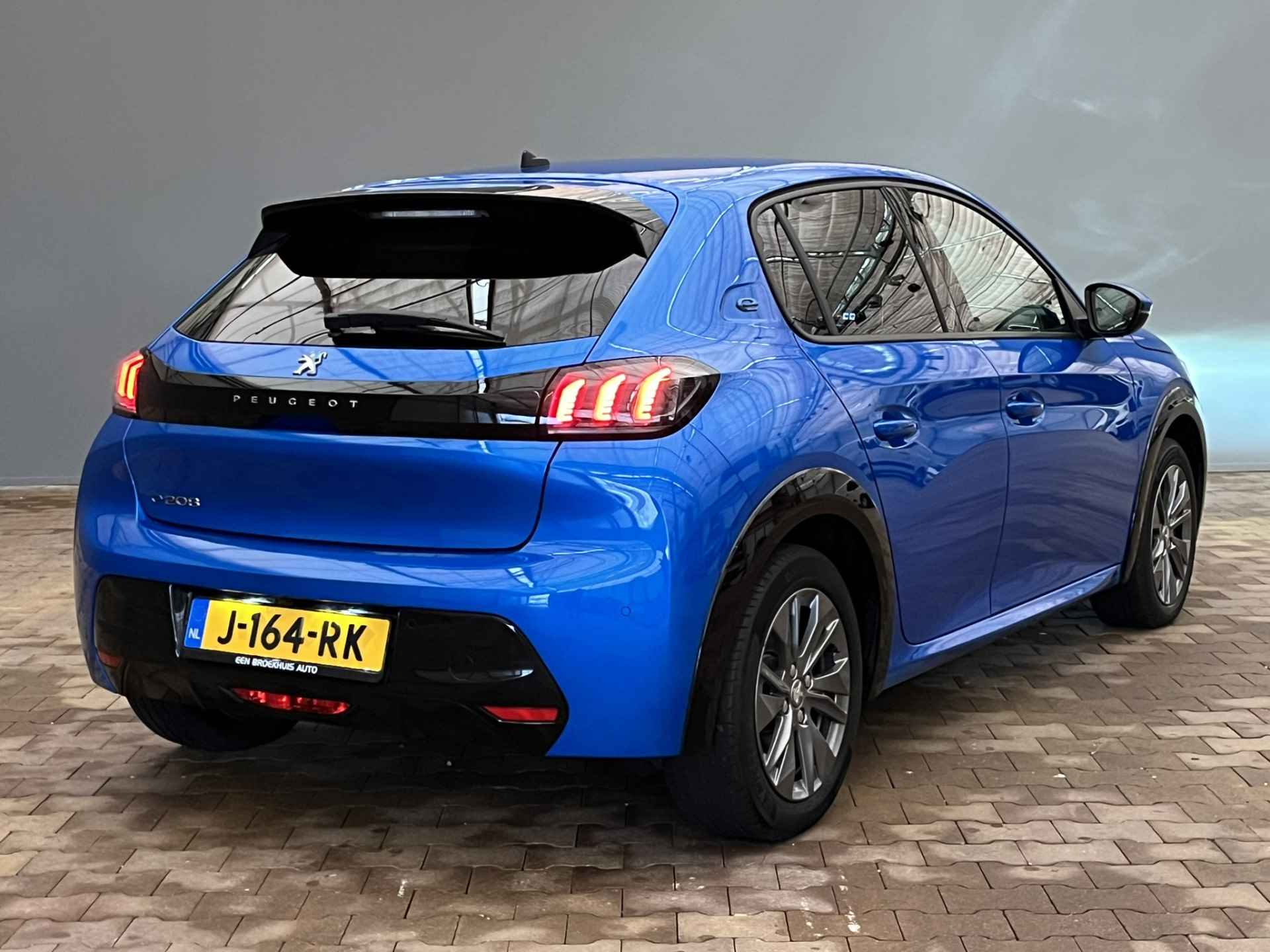 Peugeot e-208 Allure Première | Stoelverwarming | Climate Controle | Keyless | Parkeersensoren voor en achter | Apple Carplay/Android Auto |  LED koplampen | 16'' Lichtmetalen velgen | - 18/45