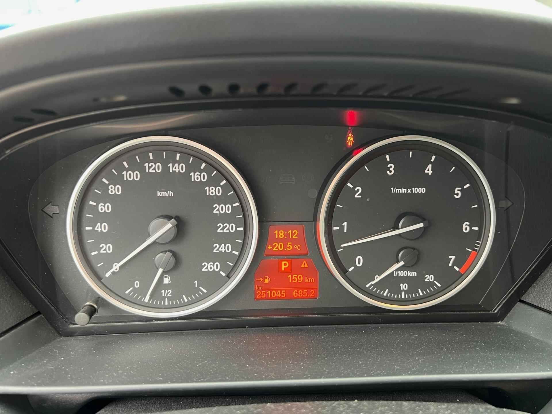 BMW 5-serie 523i Lci automaat / navi / trekhaak / leer / xenon / headup display. Youngtimer - 13/18