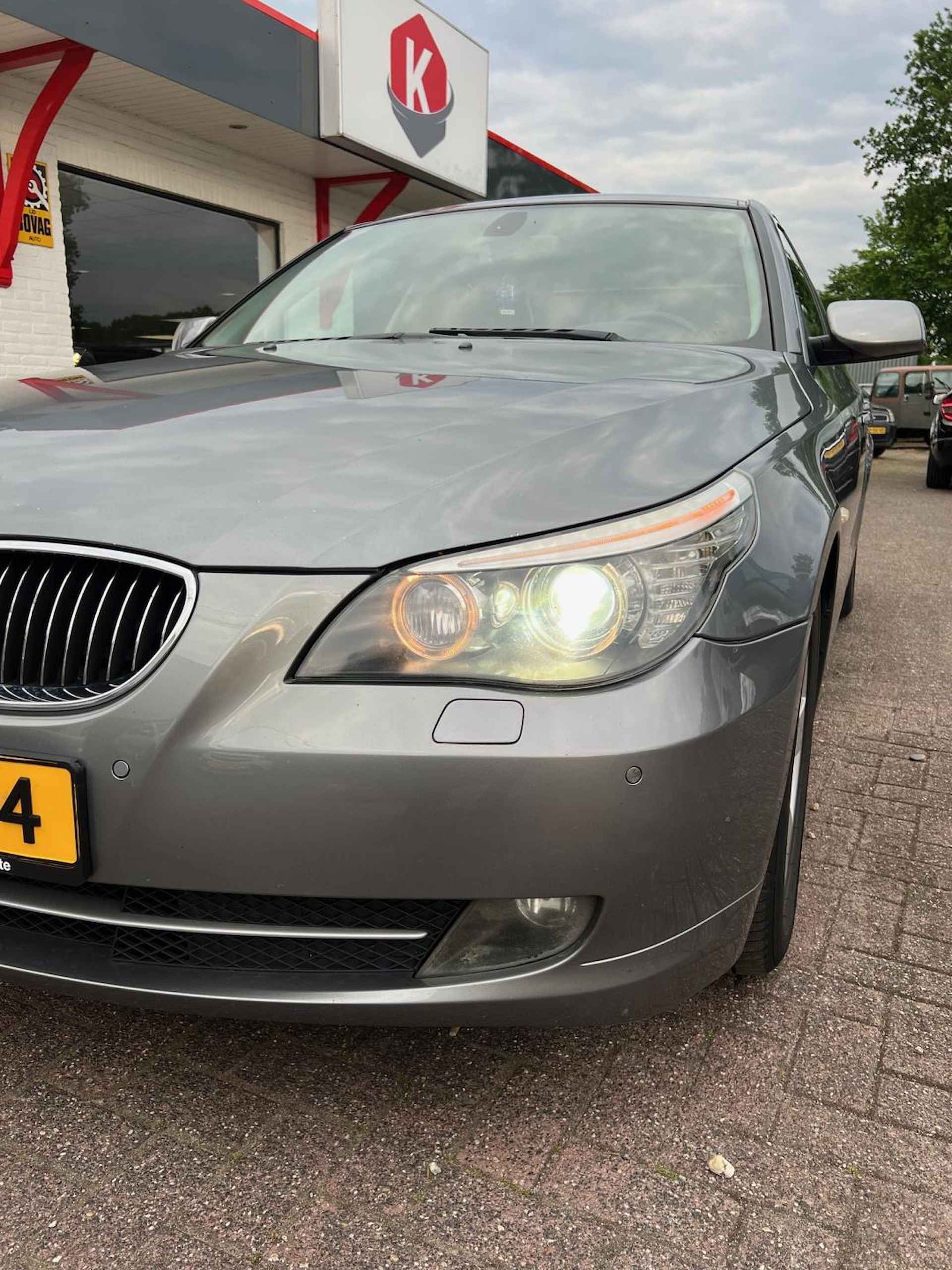 BMW 5-serie 523i Lci automaat / navi / trekhaak / leer / xenon / headup display. Youngtimer - 17/18