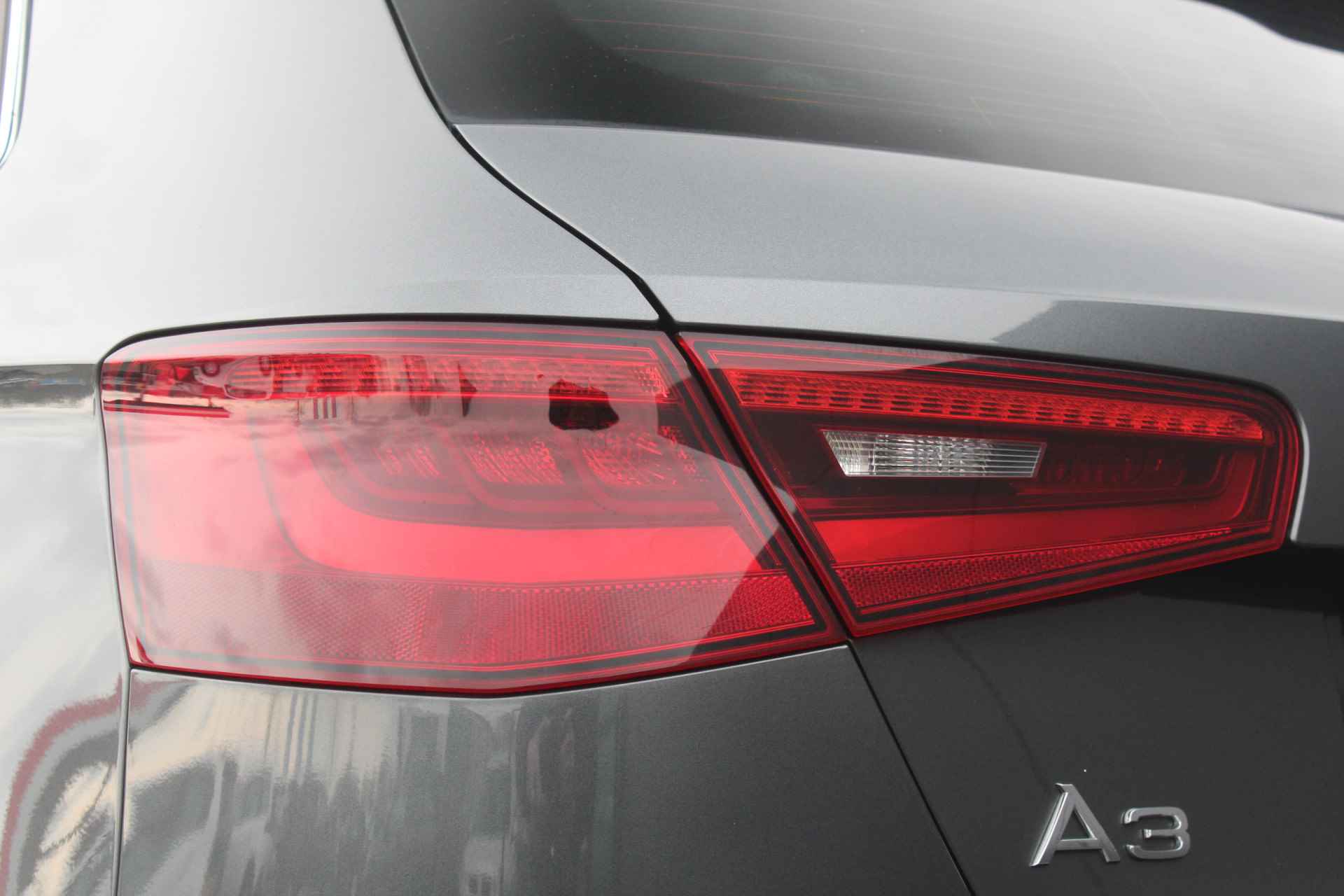 Audi A3 1.4 TFSI CoD Sport 150 PK AUT | Incl 1 jaar garantie | Daytona Gray Pearl | Navi | Cruise | Bi-Xenon | Zwarte hemel | 2x S-Line | Bluetooth | Half leder sportstoelen | 17" LMV | Parkeersensoren achter | Getinte ramen | Sportieve uitvoering | - 25/51