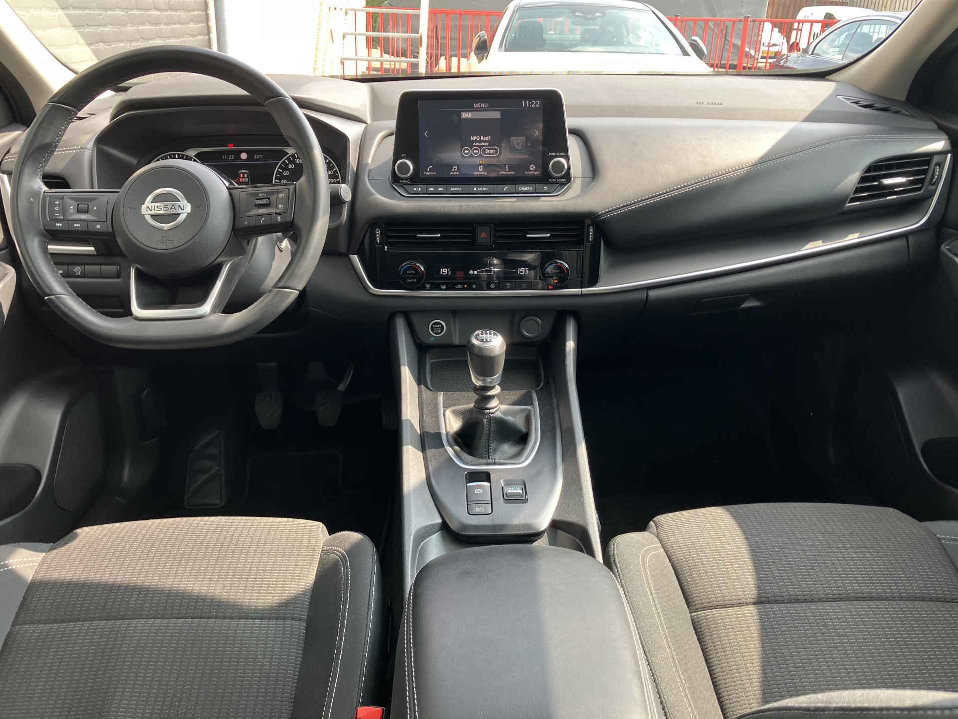 Nissan QASHQAI 1.3 MHEV 140 pk Acenta | dealer onderhouden | panoramadak | trekhaak | apple carplay | keyless entry | privacy glas - 17/36