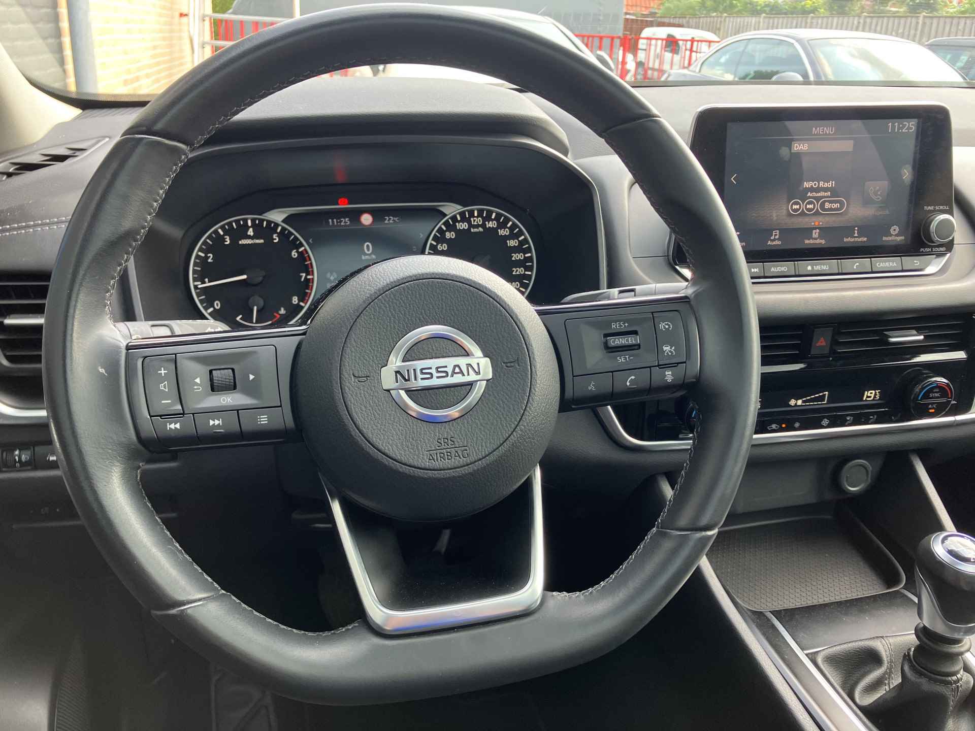 Nissan QASHQAI 1.3 MHEV 140 pk Acenta | dealer onderhouden | panoramadak | trekhaak | apple carplay | keyless entry | privacy glas - 24/36