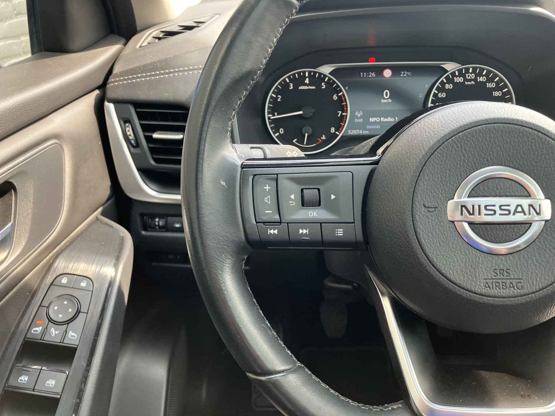 Nissan QASHQAI 1.3 MHEV 140 pk Acenta | dealer onderhouden | panoramadak | trekhaak | apple carplay | keyless entry | privacy glas - 26/36