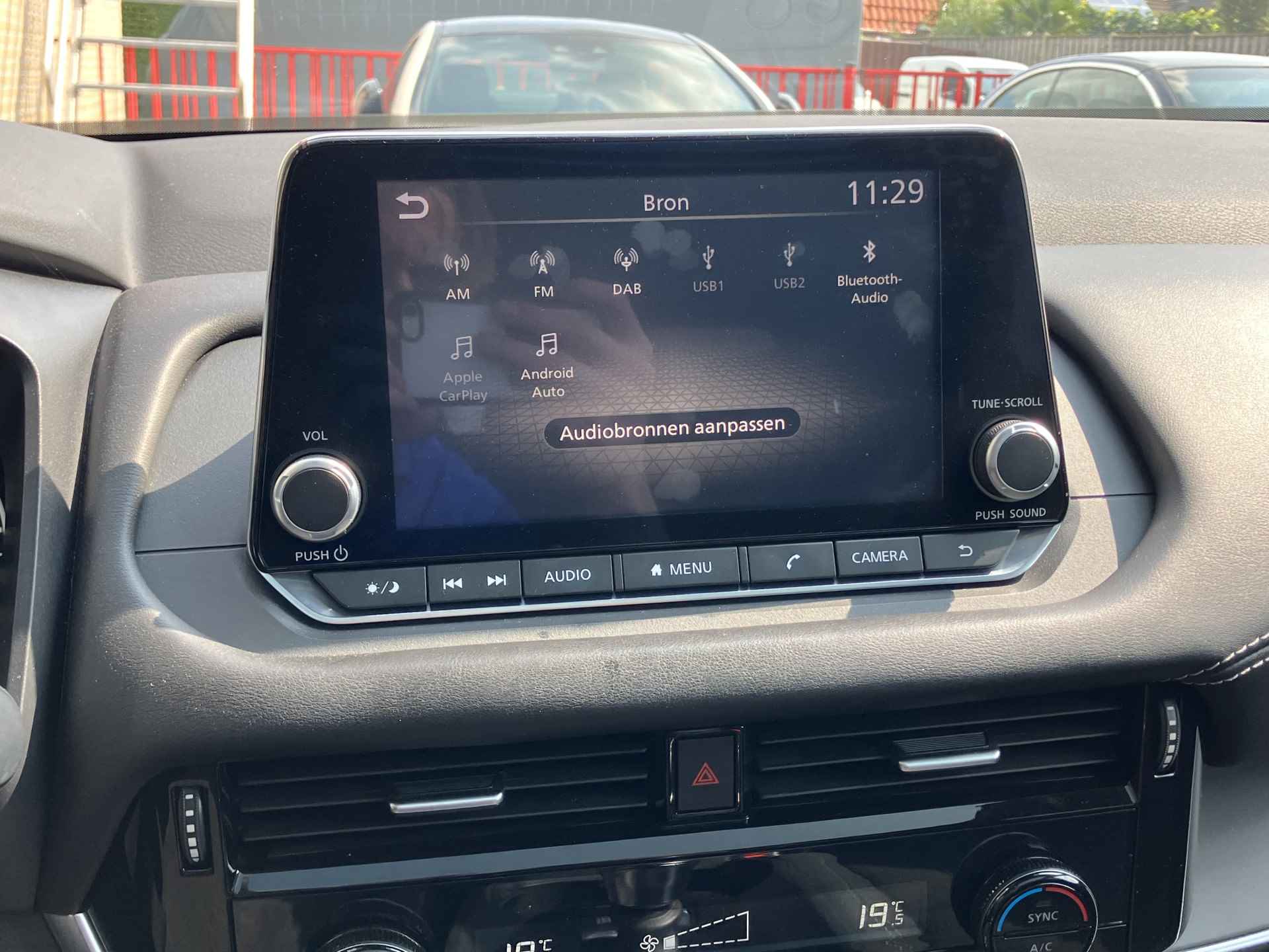 Nissan QASHQAI 1.3 MHEV 140 pk Acenta | dealer onderhouden | panoramadak | trekhaak | apple carplay | keyless entry | privacy glas - 33/36