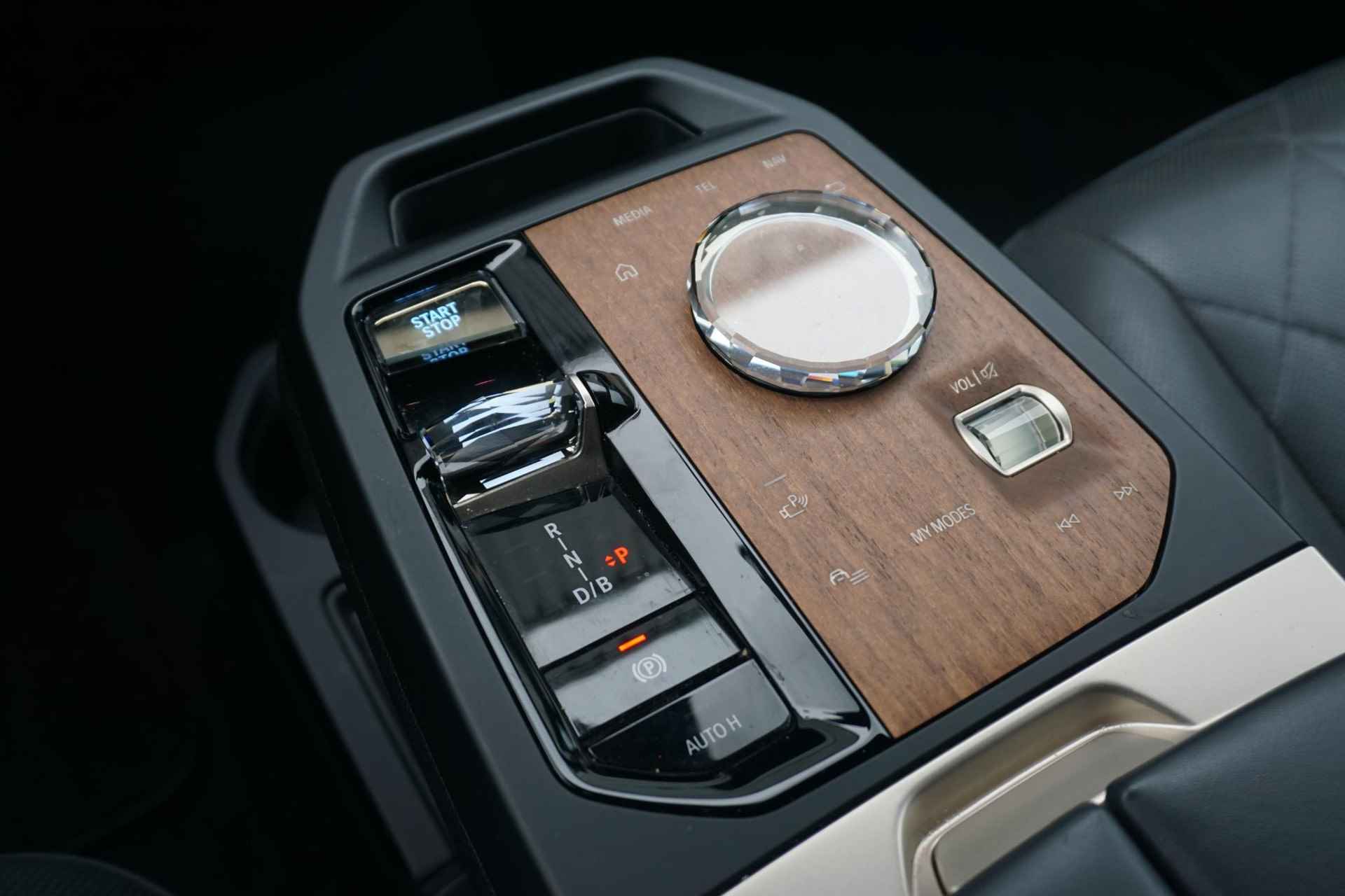 BMW iX xDrive40 High Executive Sportpakket / Comfort Acces / Bowers&Wilkins / Trekhaak / CoPilot / Laserlight - 17/35