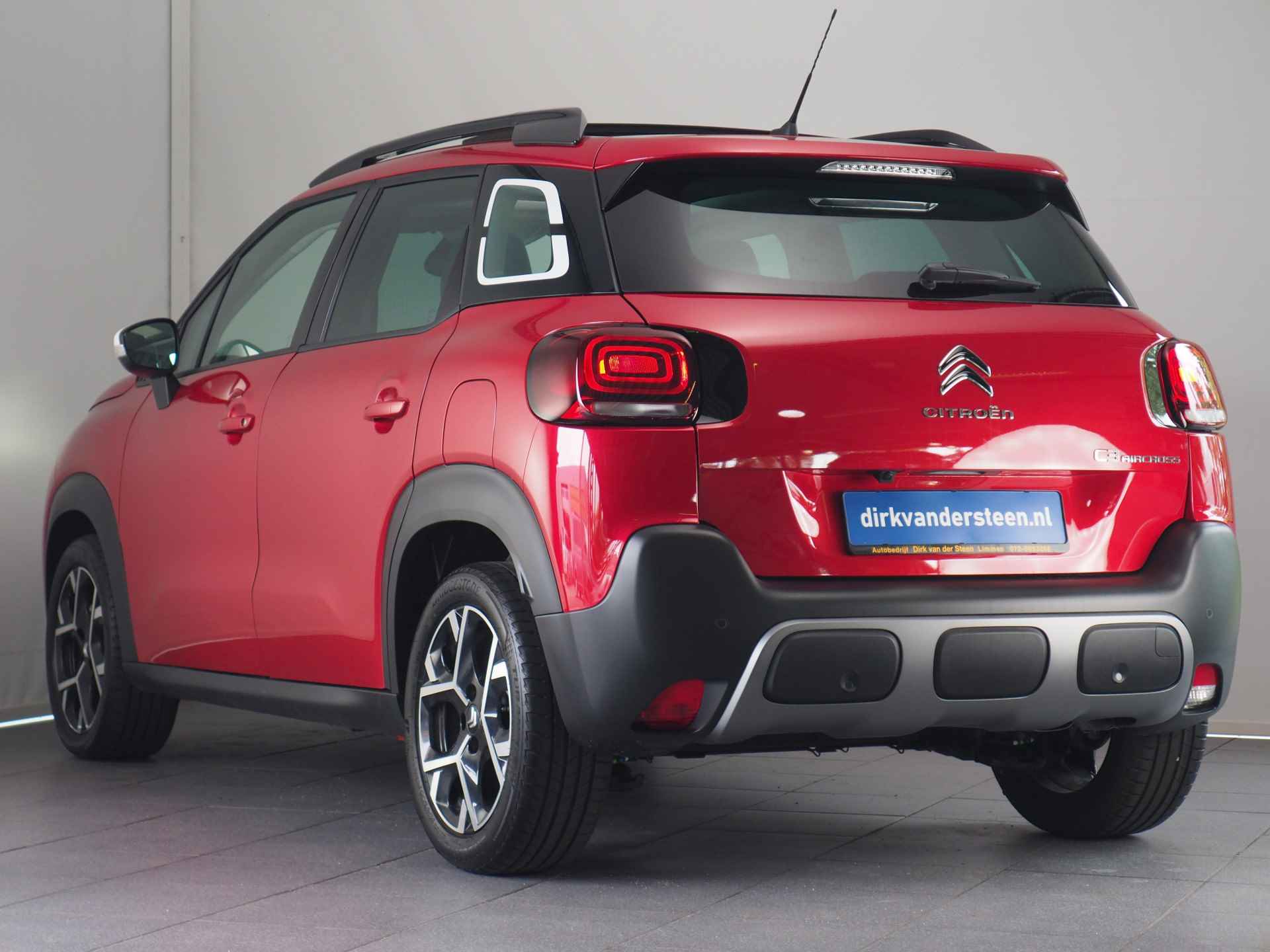 Citroën C3 Aircross 1.2 PureTech Shine | Panoramadak | Achteruitrijcamera | Apple CarPlay/ Android Auto | Cruise Control | Draadloos Telefoonlader | Parkeersensoren Achter | Navigatie - 4/33