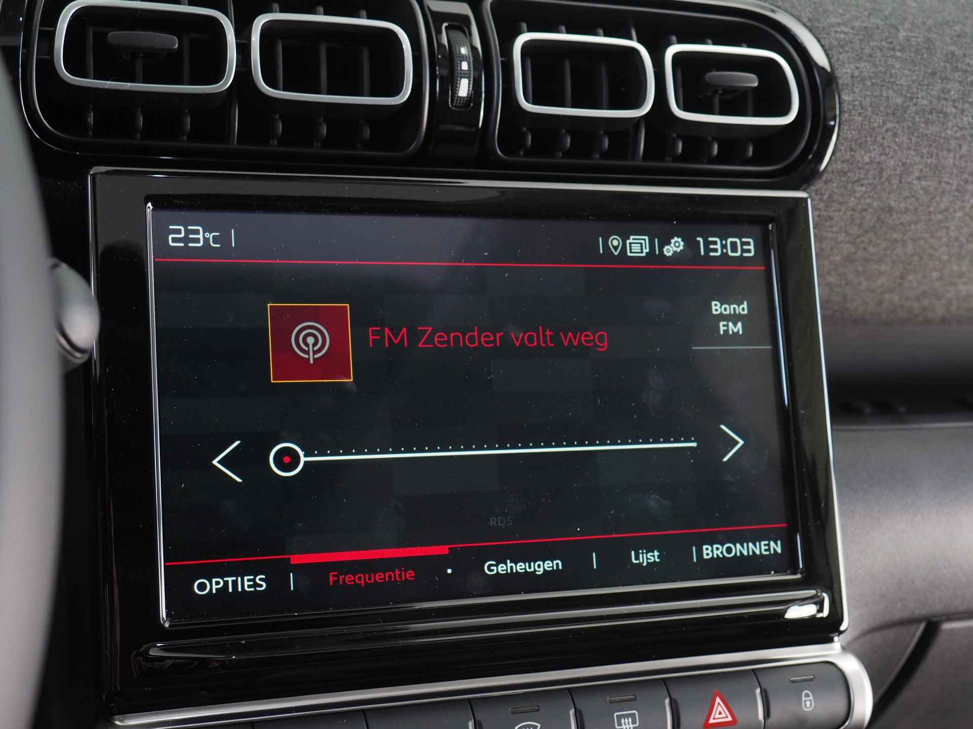 Citroën C3 Aircross 1.2 PureTech Shine | Panoramadak | Achteruitrijcamera | Apple CarPlay/ Android Auto | Cruise Control | Draadloos Telefoonlader | Parkeersensoren Achter | Navigatie - 25/33