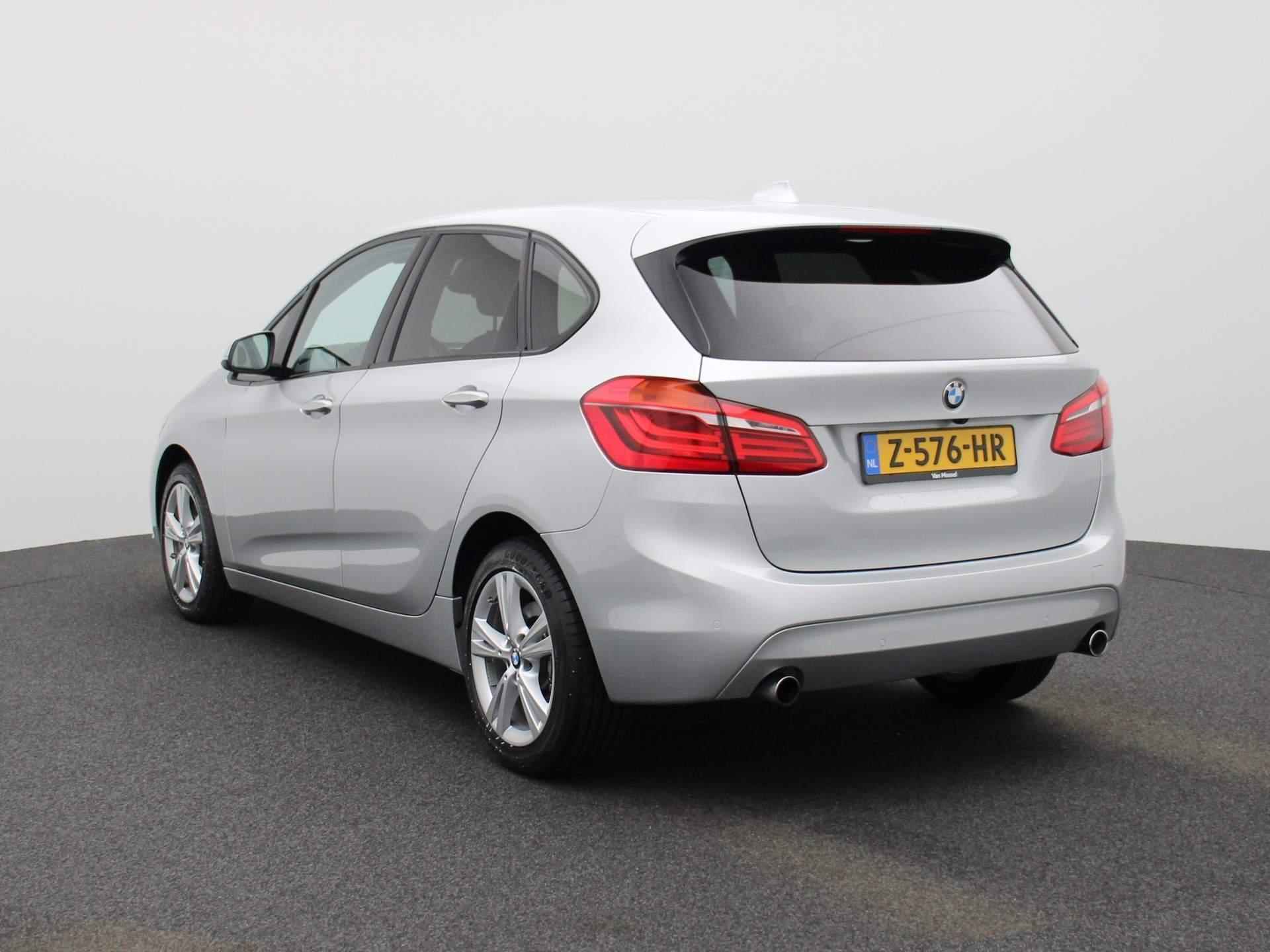 BMW 2-serie Active Tourer 225i xDrive | ELEKTRISCHE BESTUURDERSSTOEL MET GEHEUGEN | | NAVIGATIE | ACHTERUITRIJCAMERA | HEAD-UP DISPLAY | STOELVERWARMING | PARKEERSENBSOREN VOOR + ACHTER | PARKEERASSISTENT | LED | - 2/36