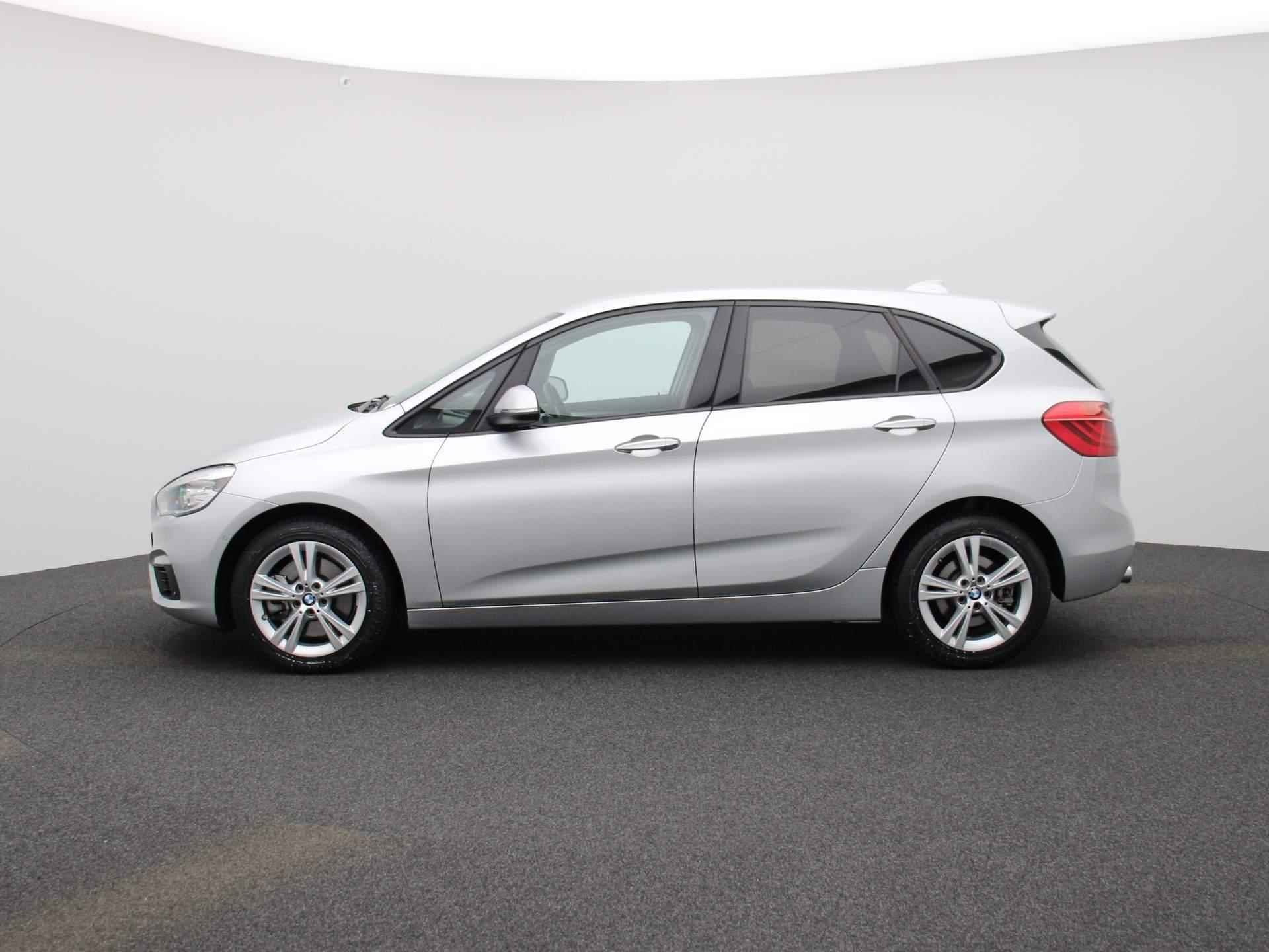 BMW 2-serie Active Tourer 225i xDrive | ELEKTRISCHE BESTUURDERSSTOEL MET GEHEUGEN | | NAVIGATIE | ACHTERUITRIJCAMERA | HEAD-UP DISPLAY | STOELVERWARMING | PARKEERSENBSOREN VOOR + ACHTER | PARKEERASSISTENT | LED | - 4/36