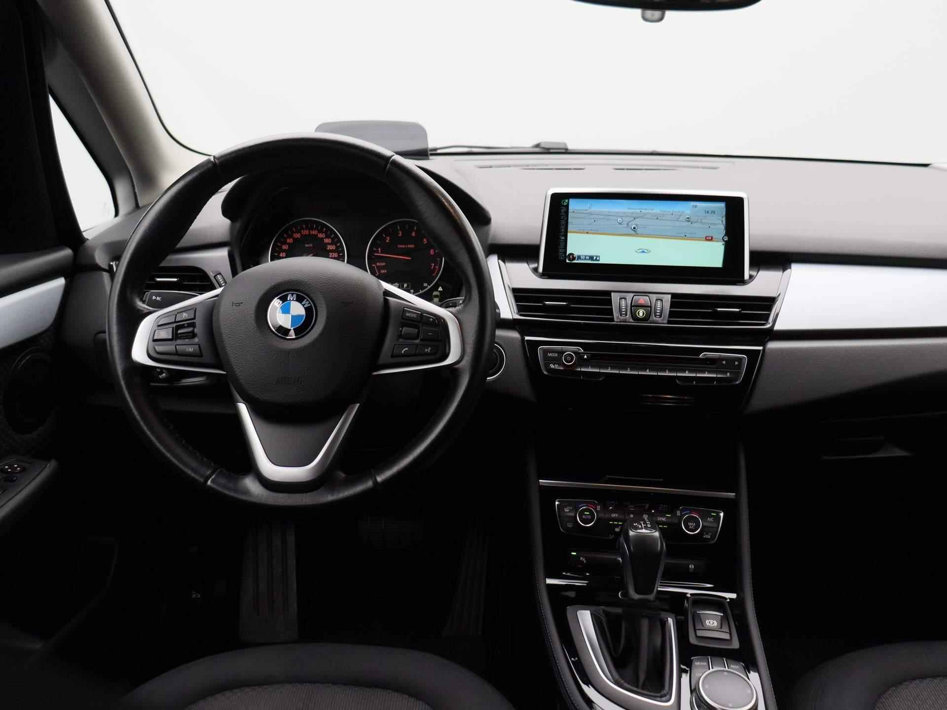 BMW 2-serie Active Tourer 225i xDrive | ELEKTRISCHE BESTUURDERSSTOEL MET GEHEUGEN | | NAVIGATIE | ACHTERUITRIJCAMERA | HEAD-UP DISPLAY | STOELVERWARMING | PARKEERSENBSOREN VOOR + ACHTER | PARKEERASSISTENT | LED | - 7/36