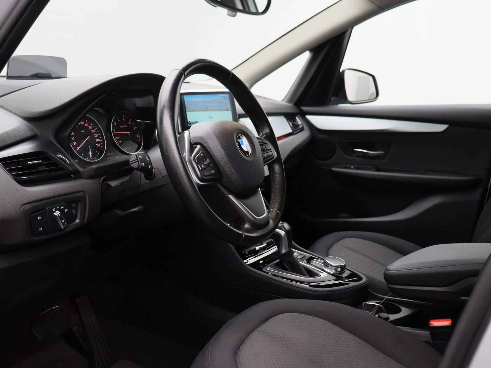 BMW 2-serie Active Tourer 225i xDrive | ELEKTRISCHE BESTUURDERSSTOEL MET GEHEUGEN | | NAVIGATIE | ACHTERUITRIJCAMERA | HEAD-UP DISPLAY | STOELVERWARMING | PARKEERSENBSOREN VOOR + ACHTER | PARKEERASSISTENT | LED | - 32/36