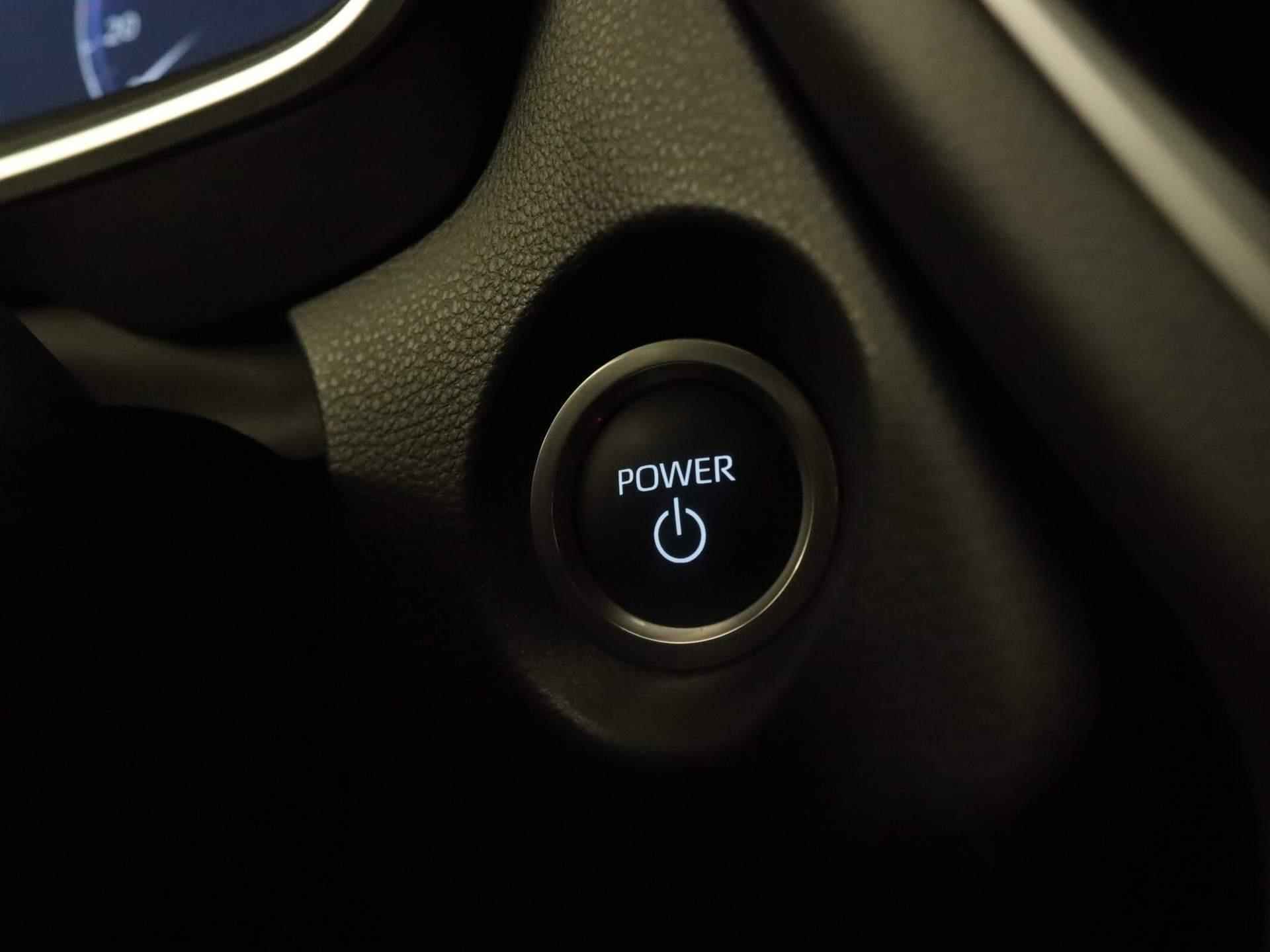 Toyota Corolla Cross 2.0 High Power Hybrid Dynamic - STUUR EN STOELVERWARMING - ADAPTIVE CRUISE CONTROL - PARKEERSENSOREN VOOR EN ACHTER - CLIMATE CONTROL - DRAADLOZE TELEFOONLADER - ACHTERUITRIJ CAMERA - 18/34