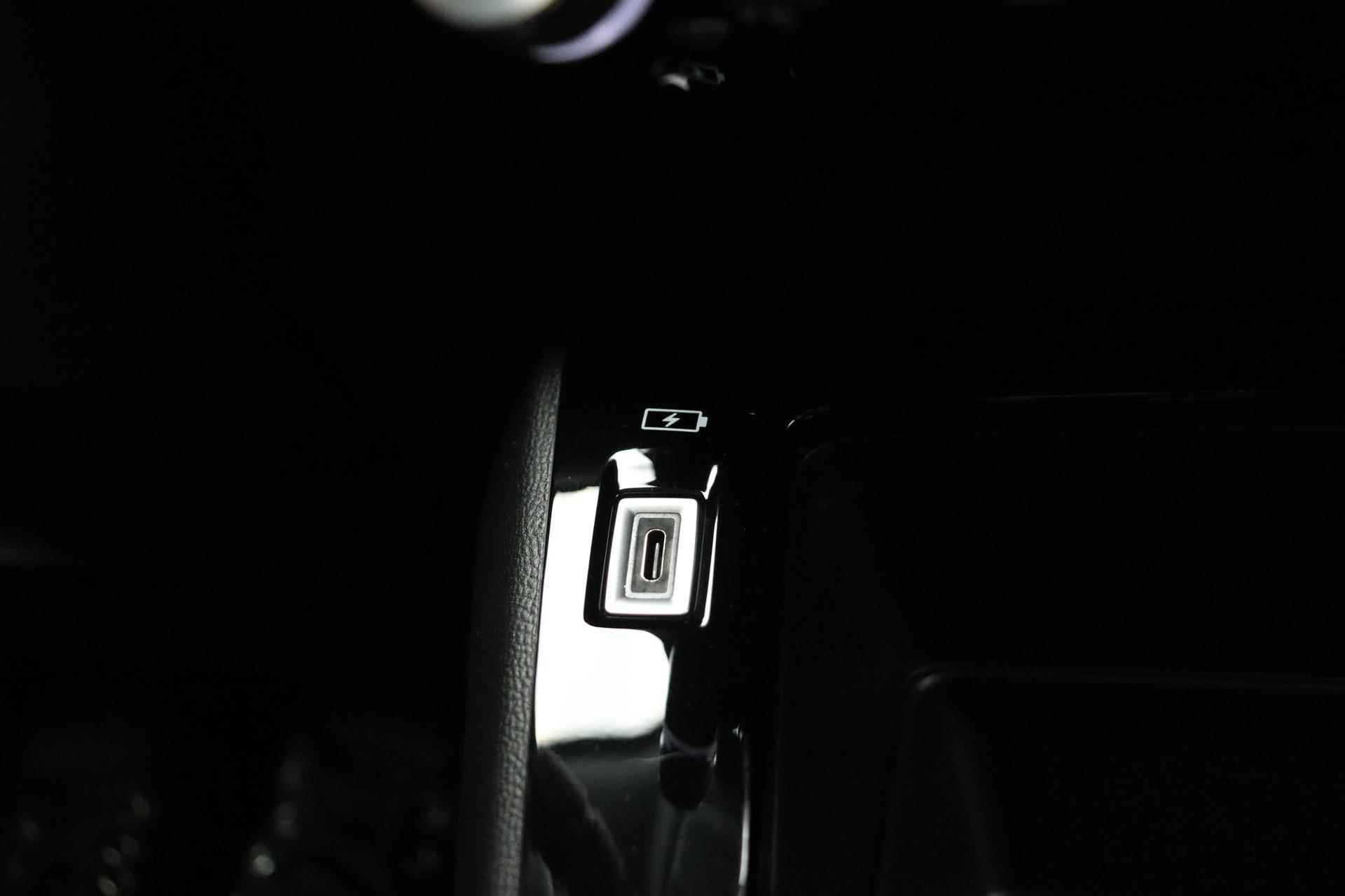 Peugeot e-2008 EV Active Pack 50 kWh | Navigatie | Stoelverwarming | Camera | Keyless | Lichtmetalen velgen - 21/35