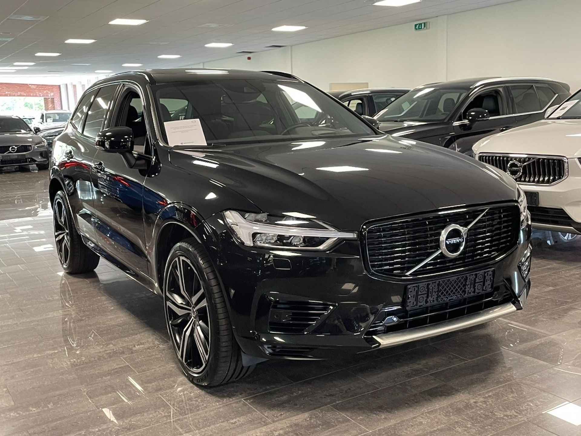 Volvo XC60 T6 AWD Recharge R-Design | Head-Up Display | Stoel en Stuurwielverwarming | Full LED Meesturende koplampen | Parkeercamera | BLI - 2/22