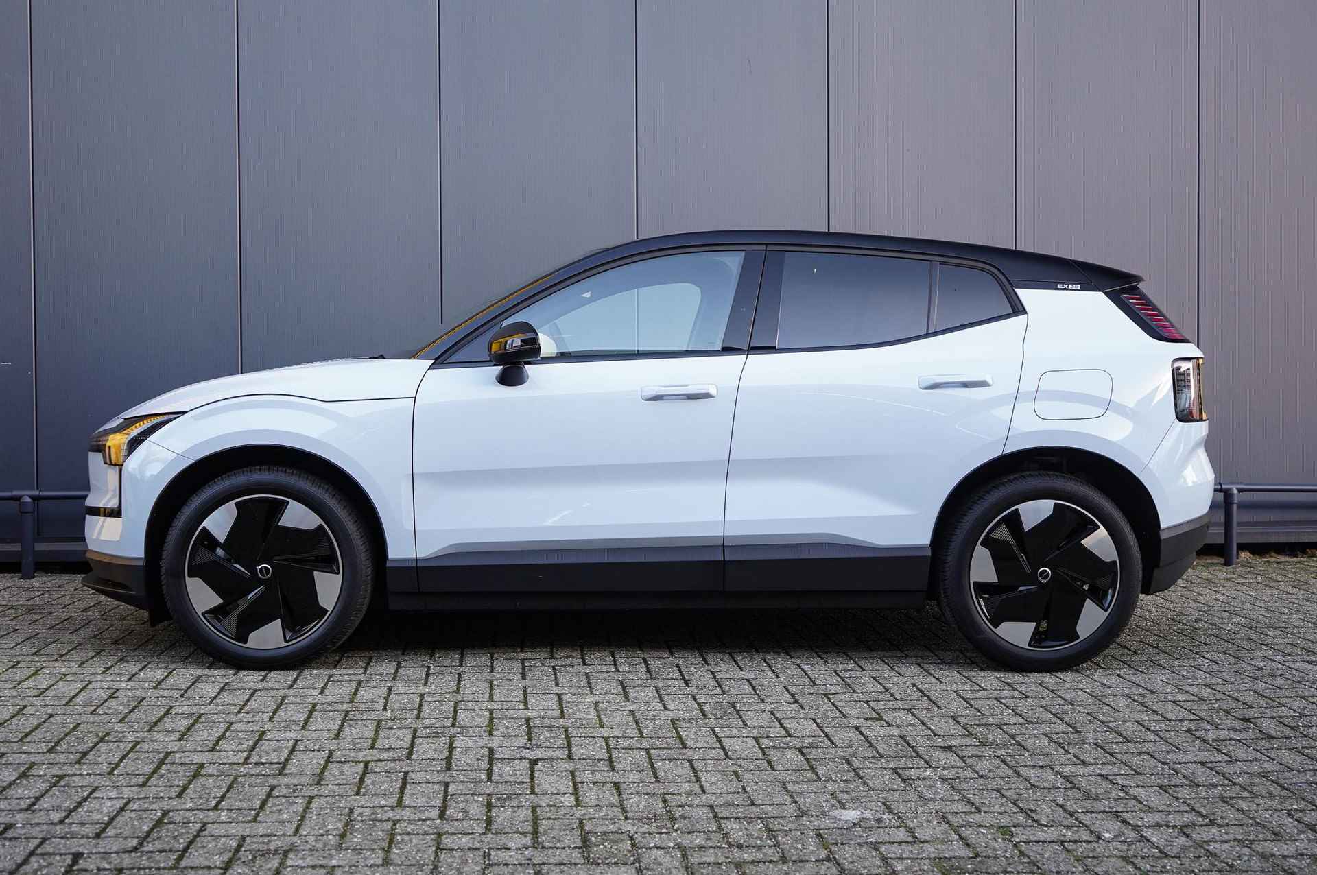 Volvo EX30 Single Motor Extended Range Plus | Stuur- stoelverwarming | Getint glas | Pilot Assist | Harman/Kardon | Park Assist - 3/26