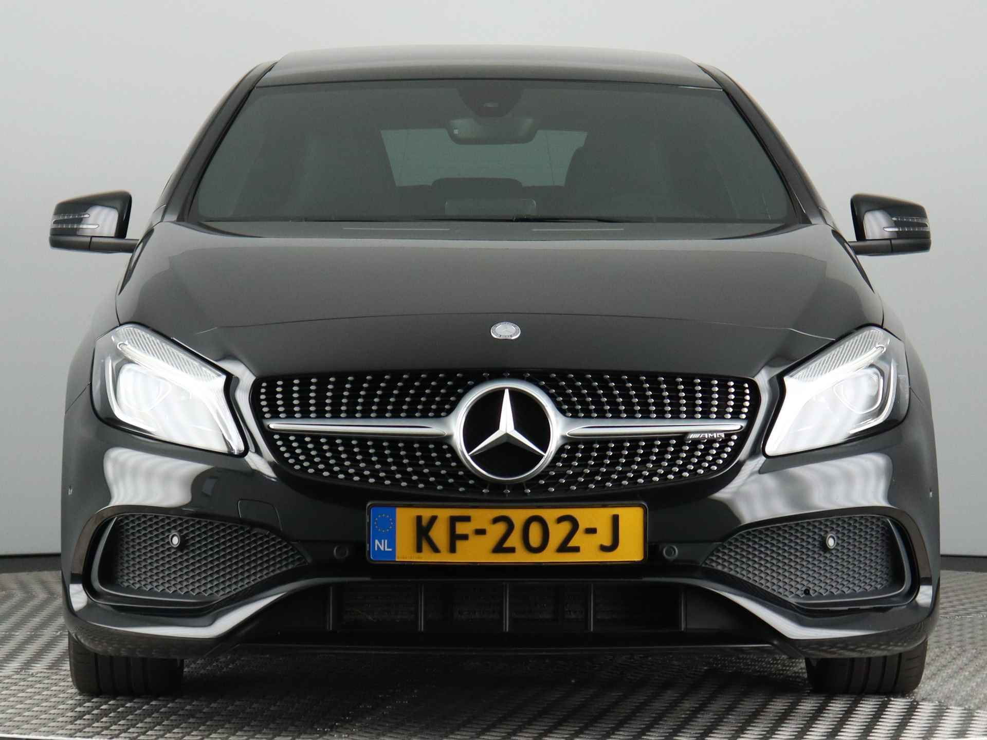 Mercedes-Benz A-Klasse 180 Ambition (NL- Auto / AMG Line / Panodak / 18 Inch / Led / Cruise / Navi) - 3/60