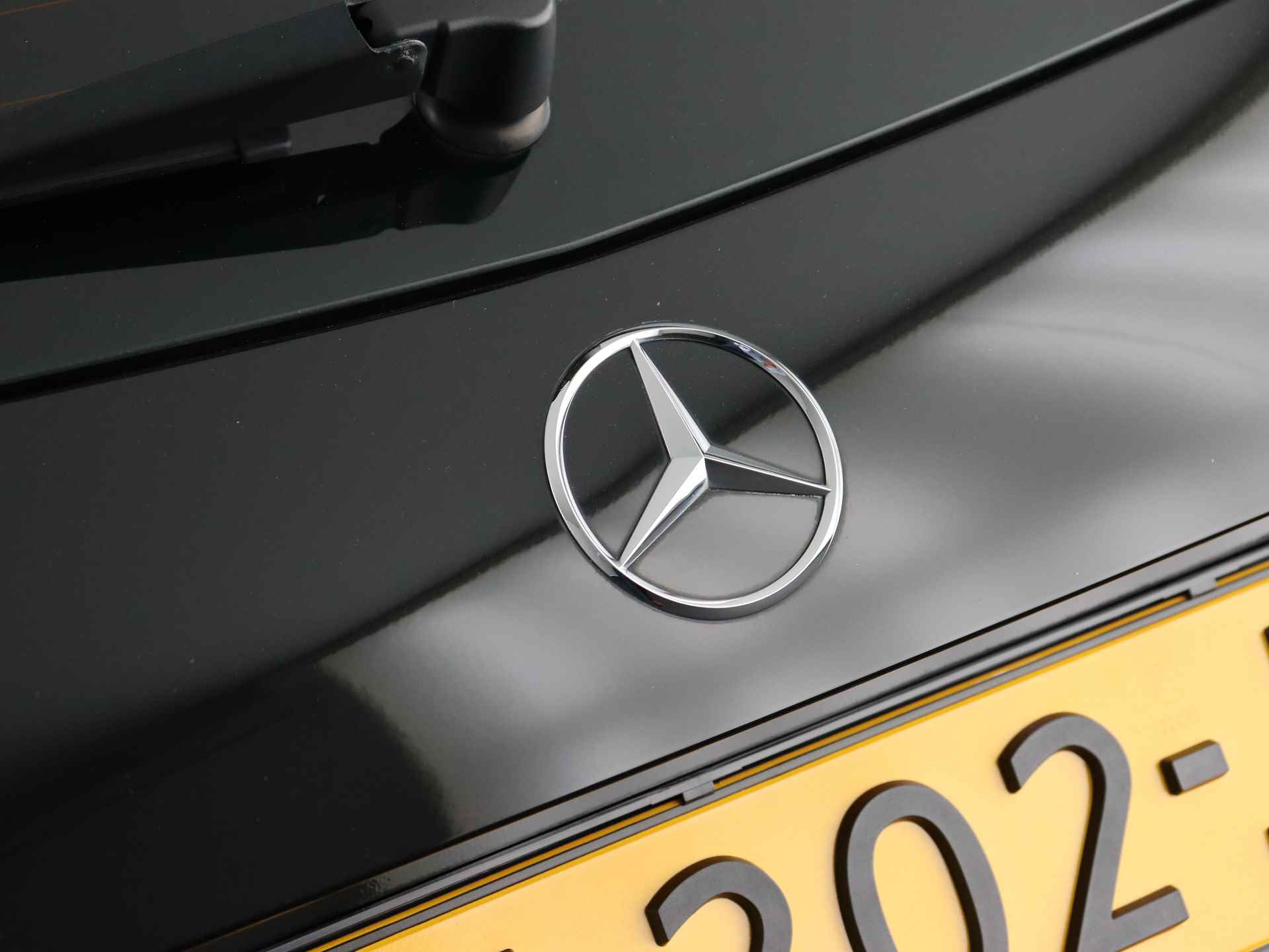 Mercedes-Benz A-Klasse 180 Ambition (NL- Auto / AMG Line / Panodak / 18 Inch / Led / Cruise / Navi) - 40/60