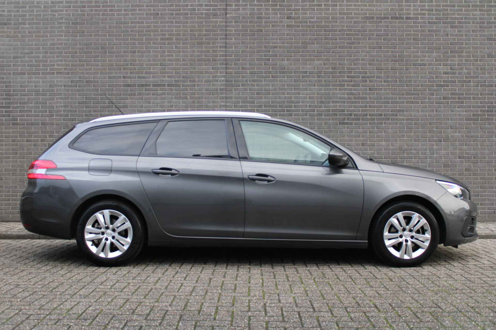 Peugeot 308 SW 1.2 PureTech Blue Lease Executive Cruise/Climate control, Navigatie. Apple carplay/Android auto, Parkeersensoren v+a, Panoramadak - 4/30